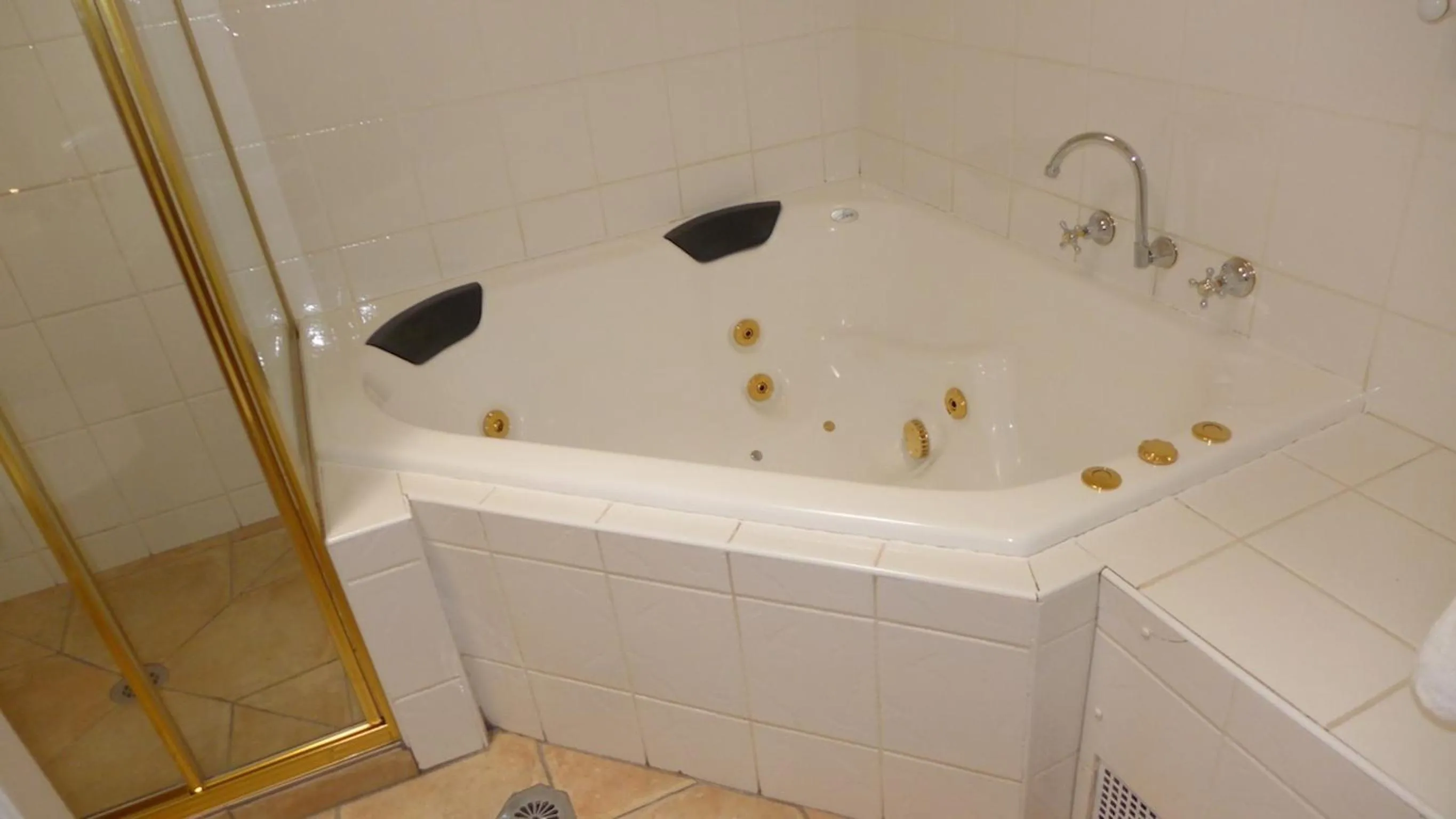 Bathroom in Bright Avenue Motor Inn