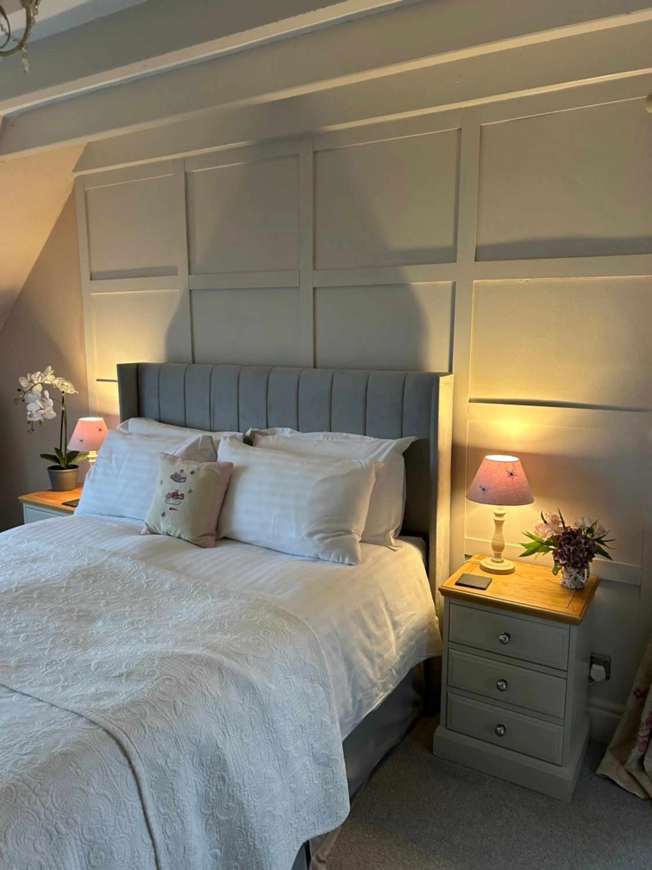 Bed in Ticketyboo Suites