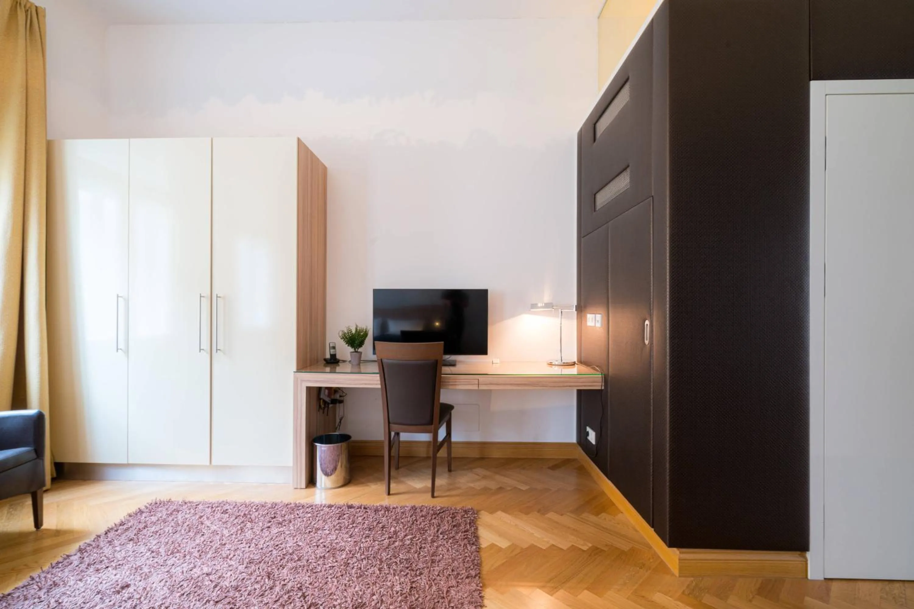 Bed in Vienna Residence, City Hall - Parliament