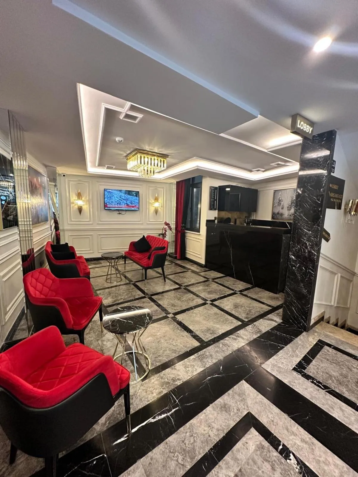 Communal lounge/ TV room in OMMA HOTEL