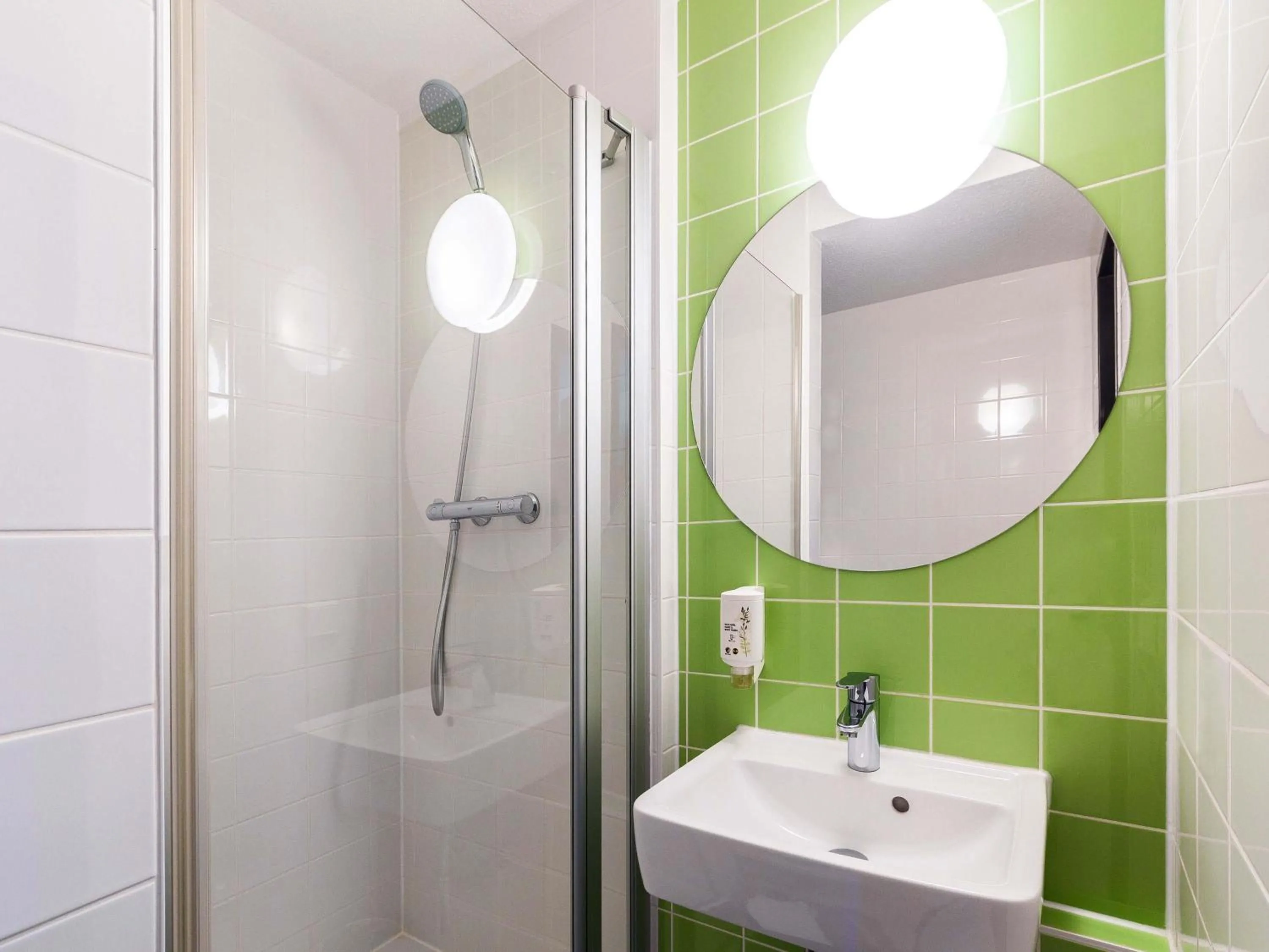 Shower in B&B Hotel Bochum-Herne