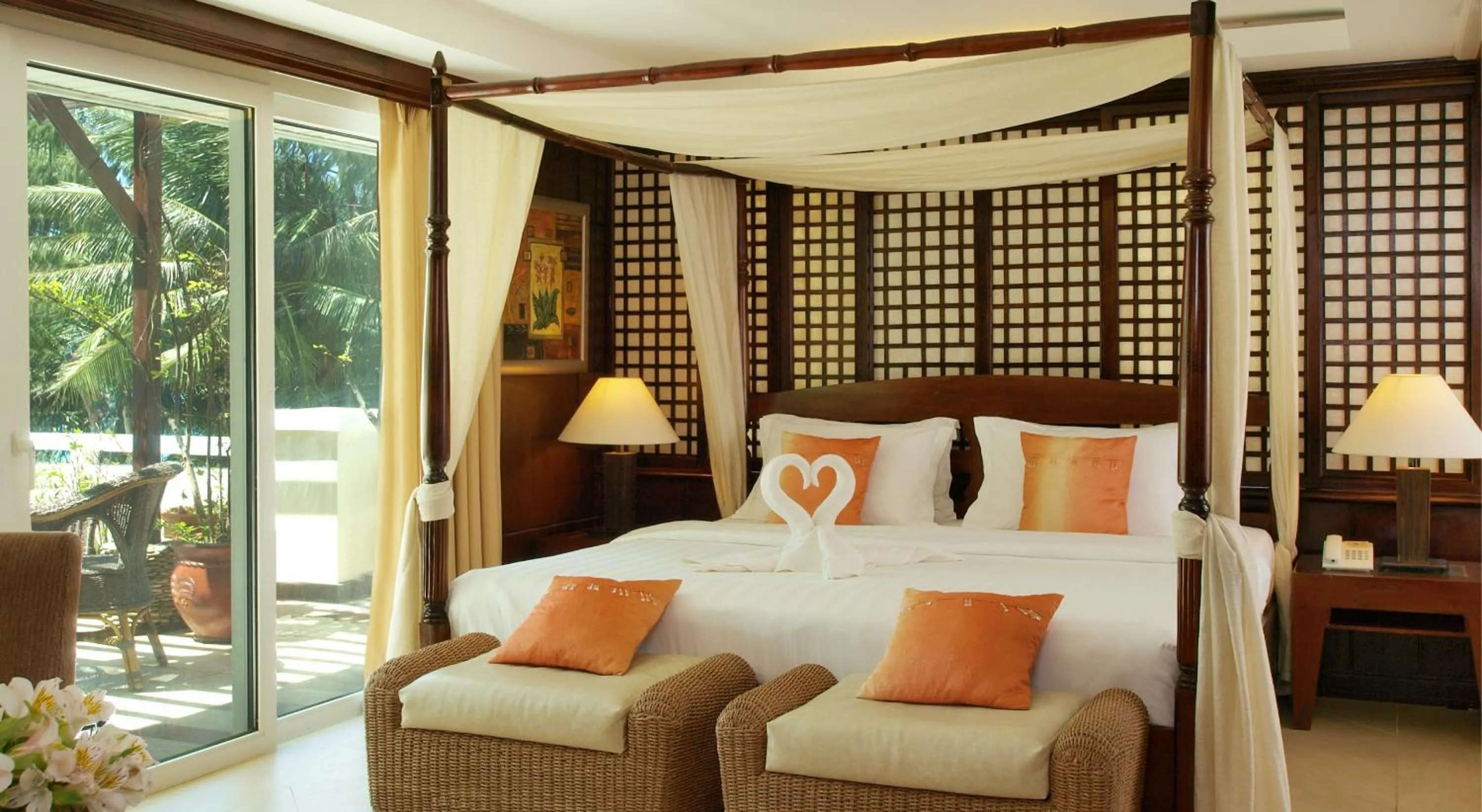 Photo of the whole room, Bed in Boracay Mandarin Island Hotel