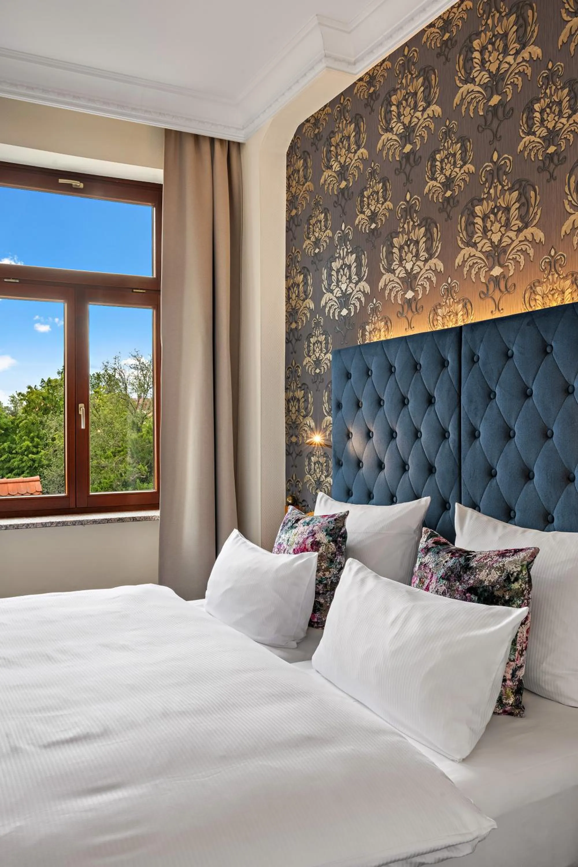 Photo of the whole room, Bed in Hotel Bayerischer Hof Dresden