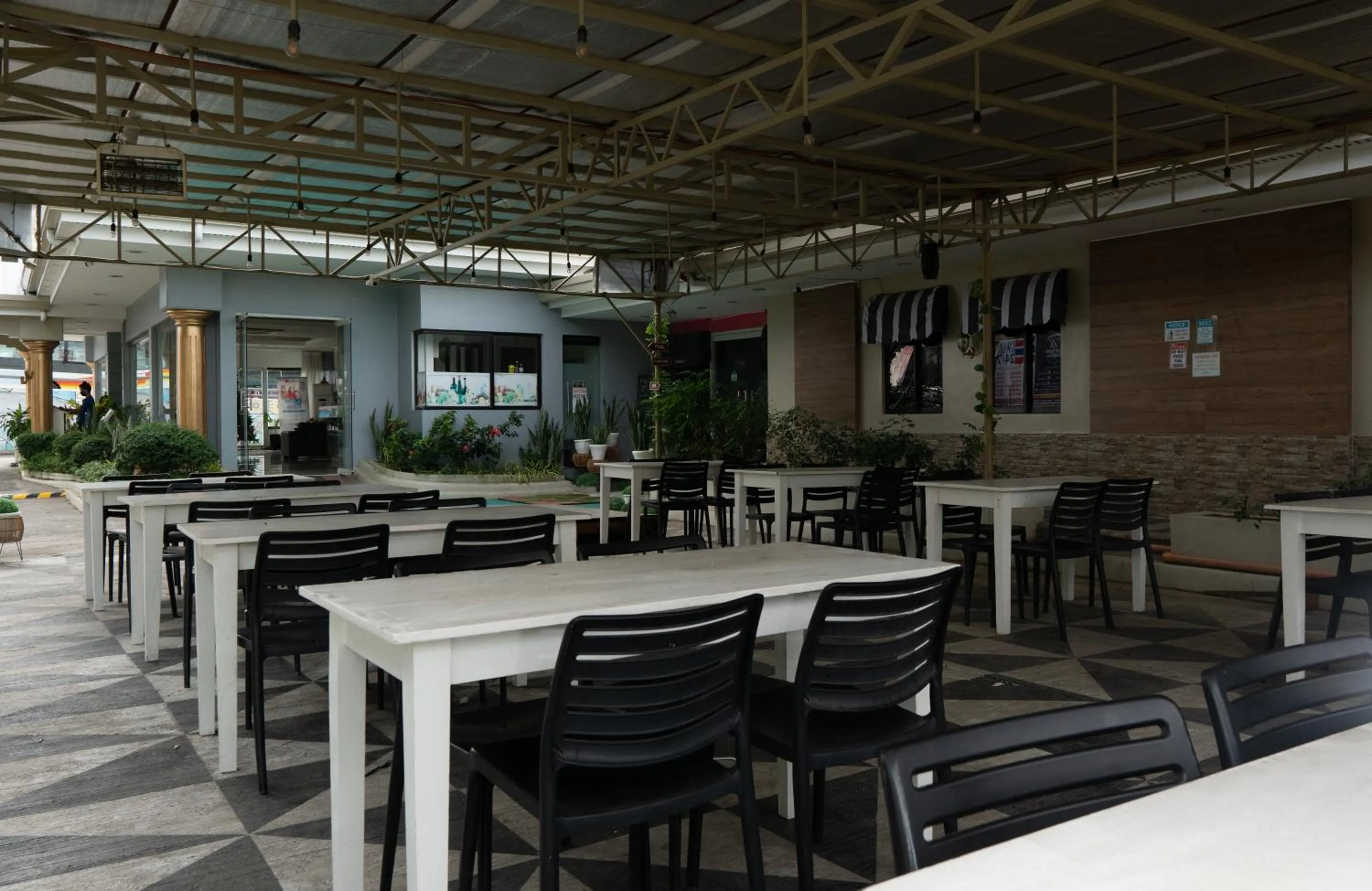 Restaurant/places to eat in S and M Hotel Inc.