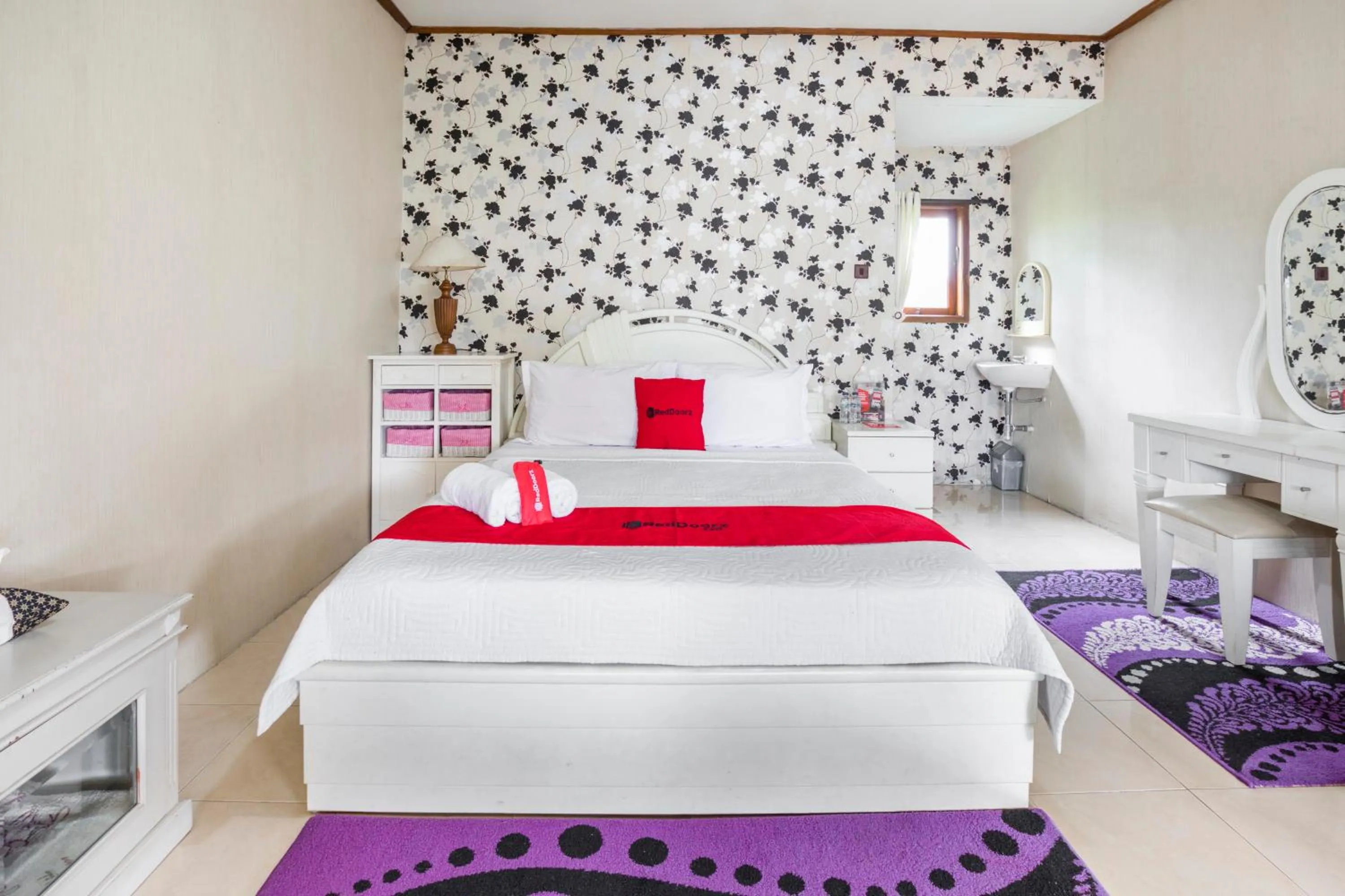 Bedroom, Bed in RedDoorz Plus @ Purwodadi