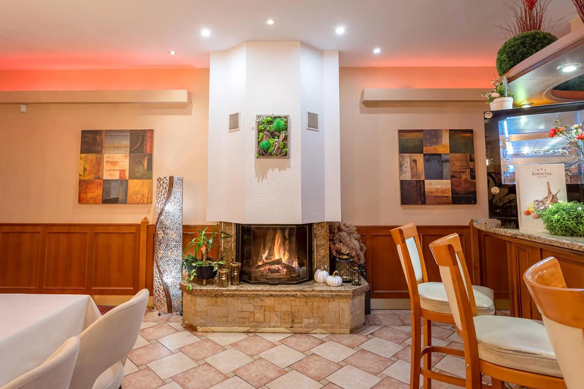 Restaurant/places to eat in Hotel Kamélia