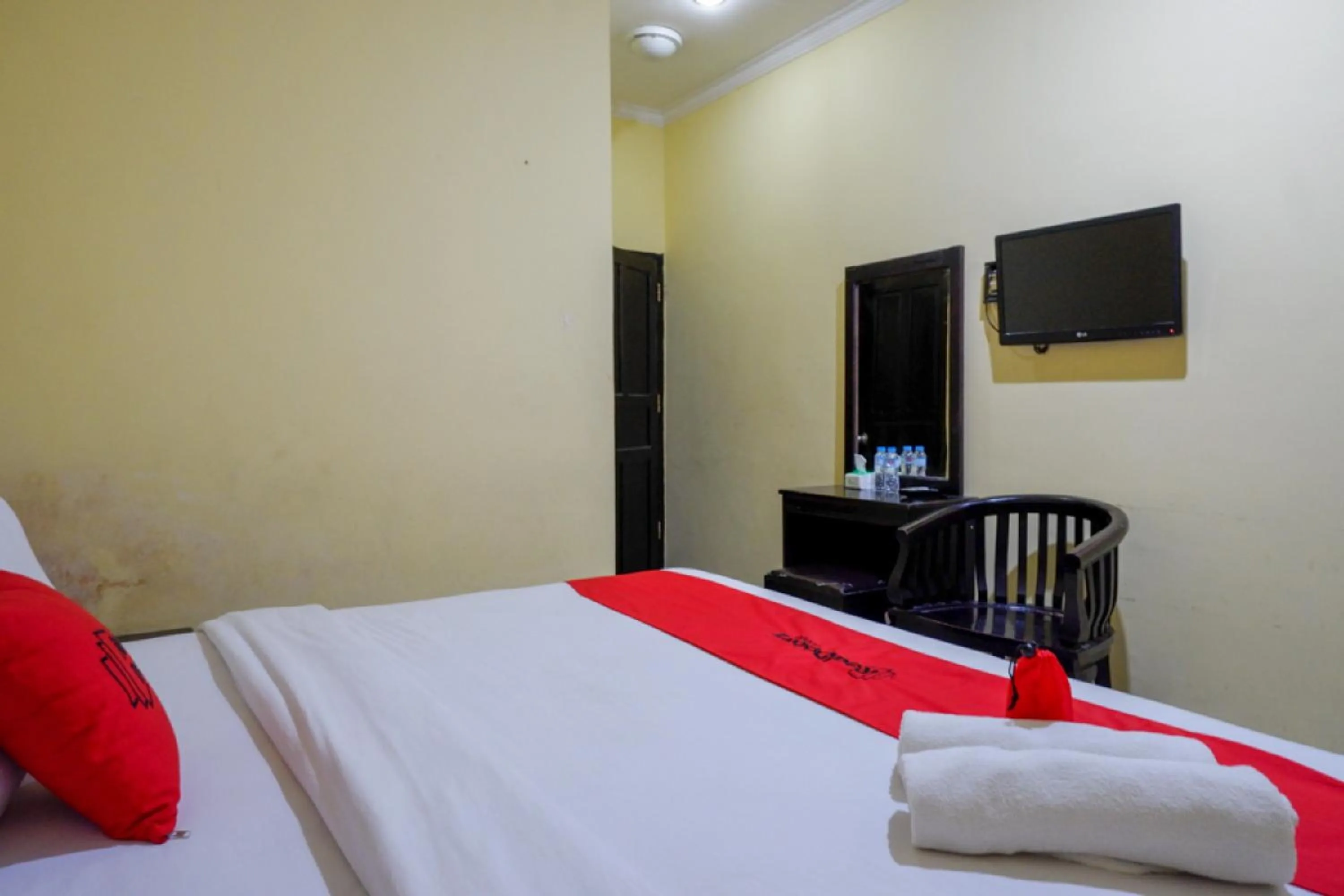 Bed in RedDoorz near Citraland Waterpark Kendari