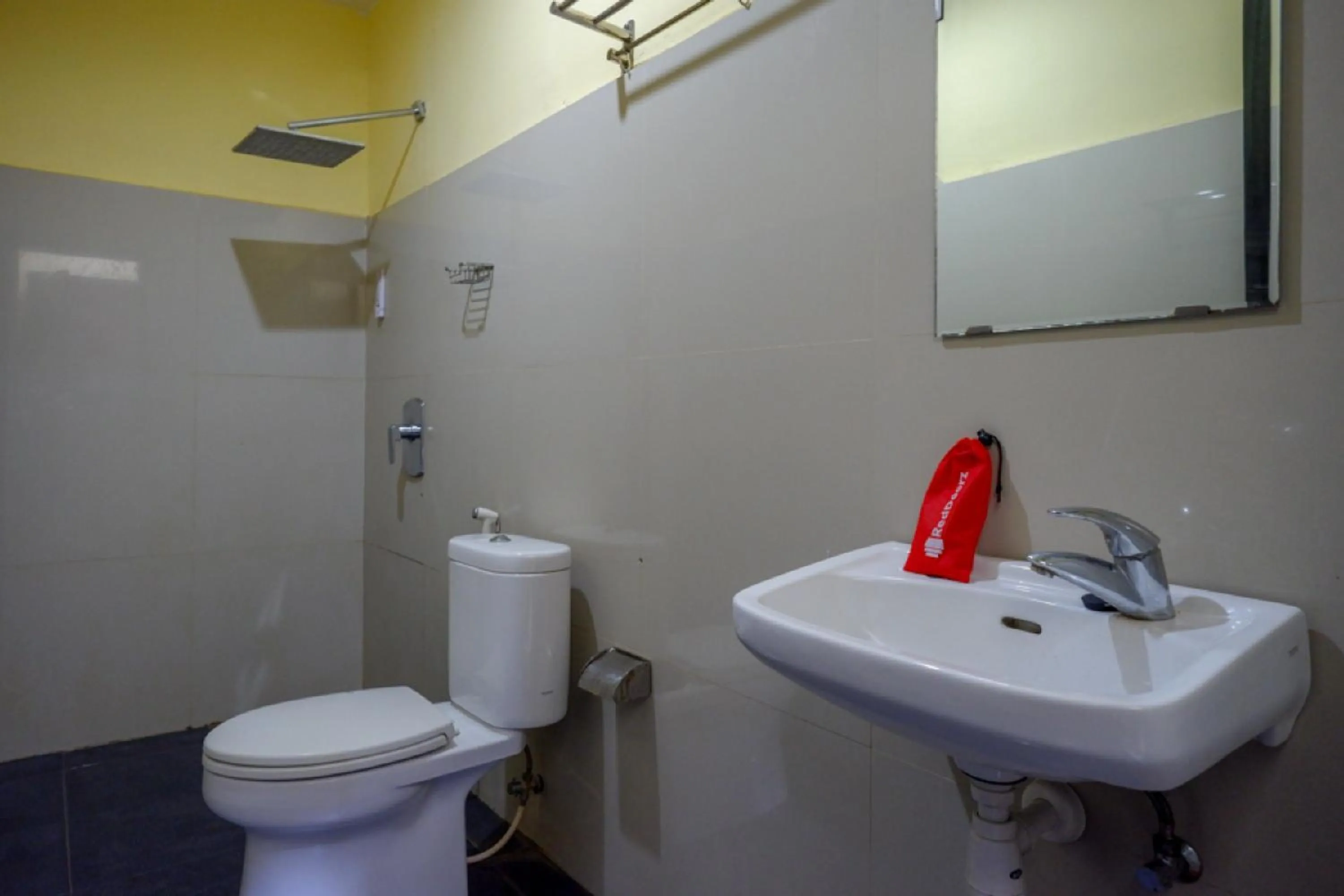 RedDoorz near Citraland Waterpark Kendari