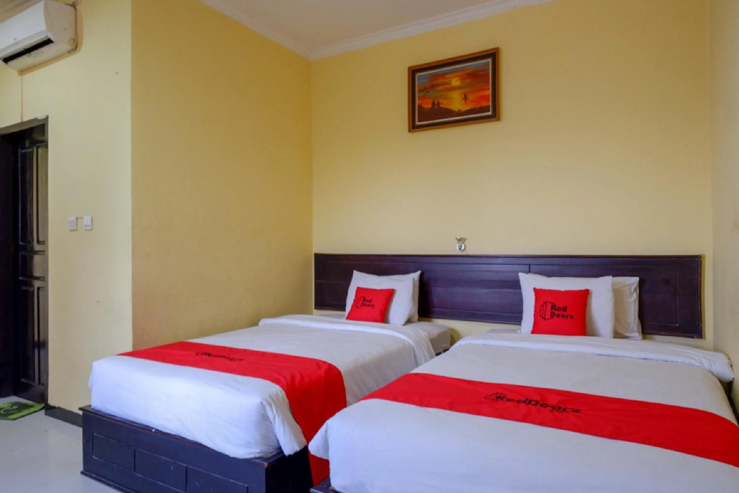 Bed in RedDoorz near Citraland Waterpark Kendari