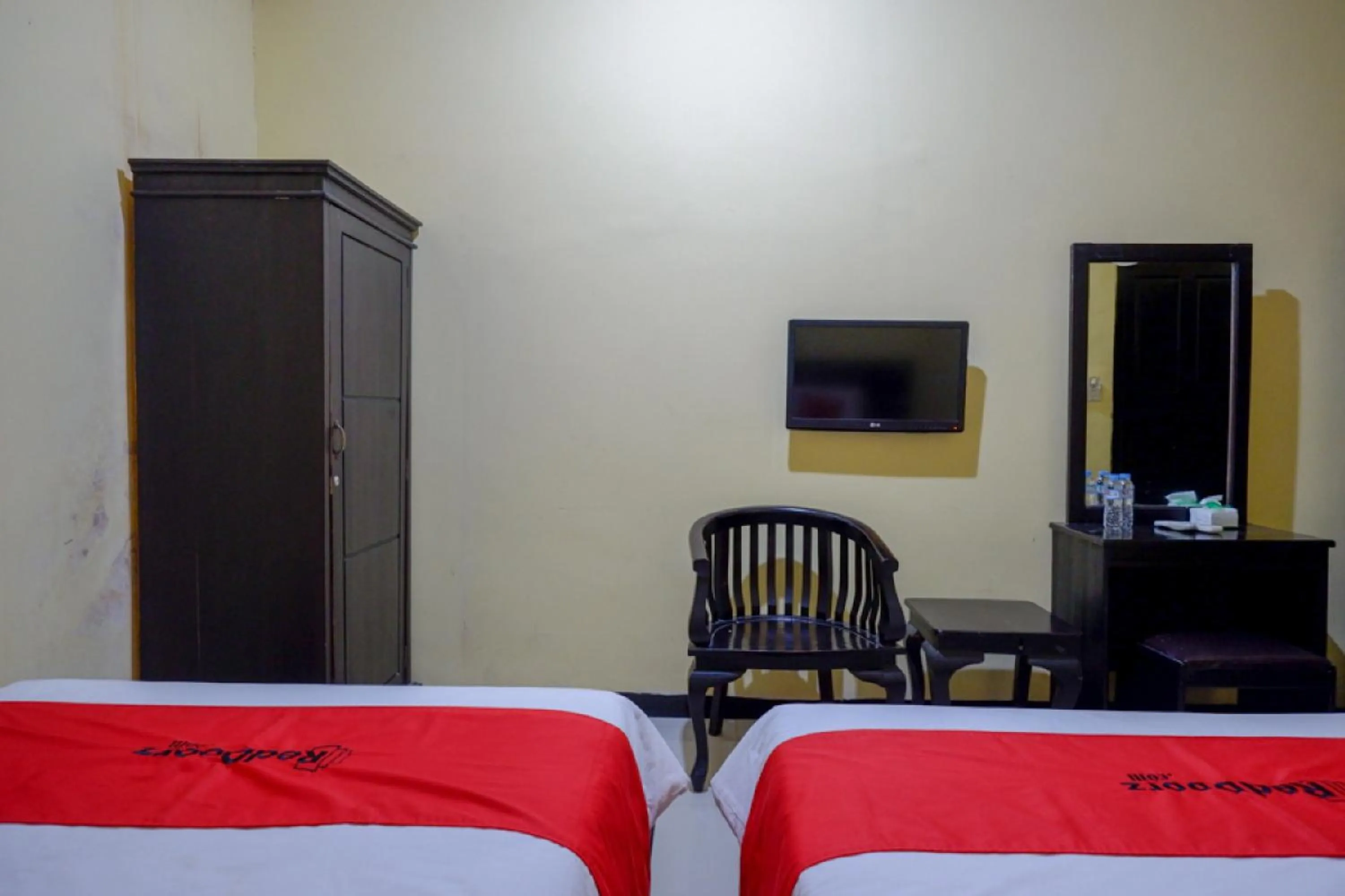 Bed in RedDoorz near Citraland Waterpark Kendari