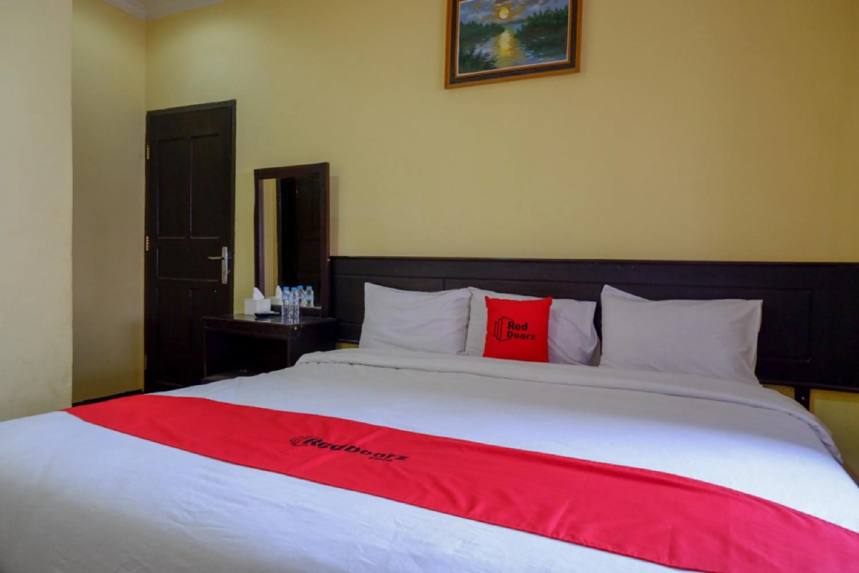 Bed in RedDoorz near Citraland Waterpark Kendari