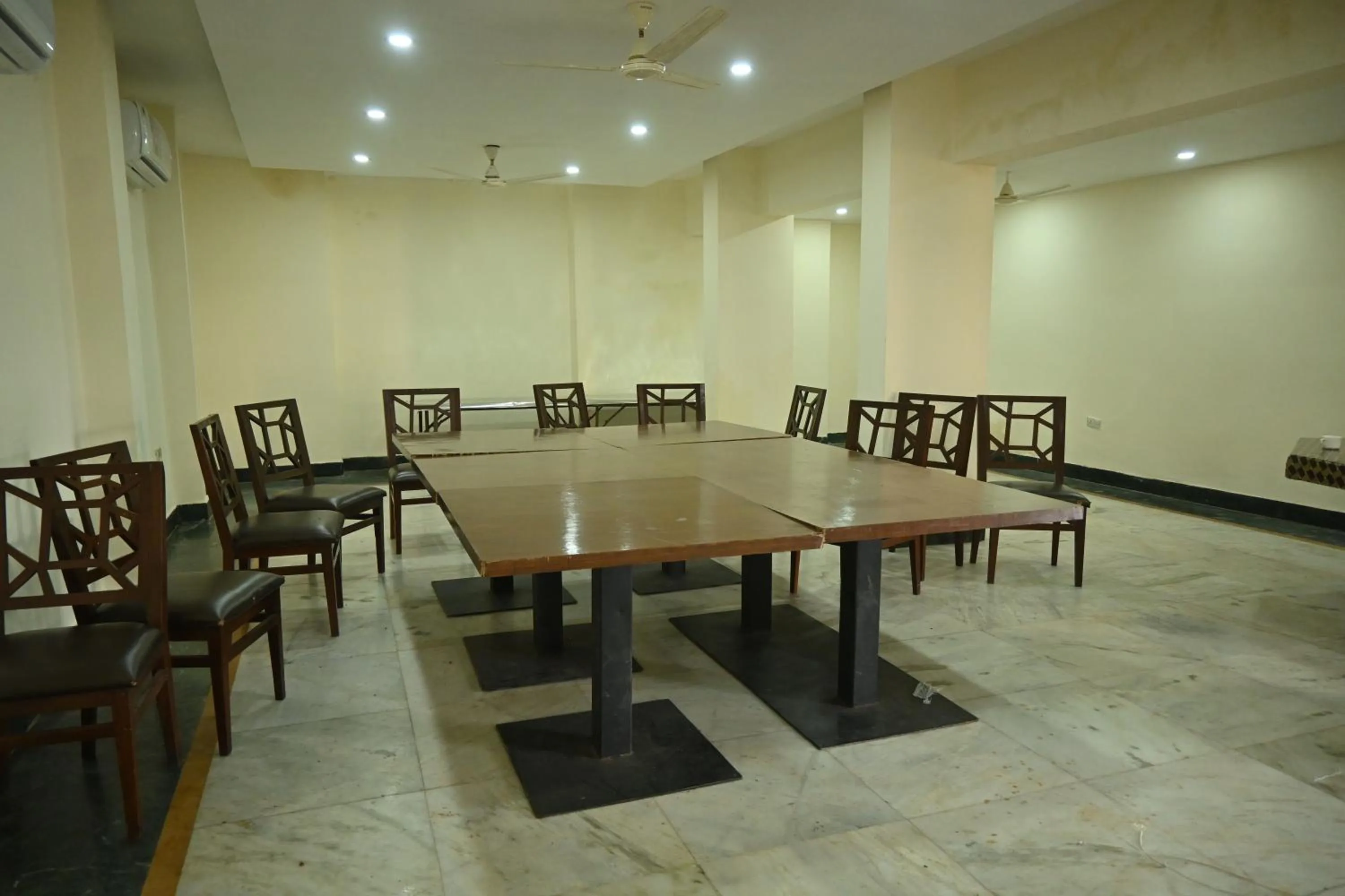 Restaurant/places to eat in Regency Square Hotel