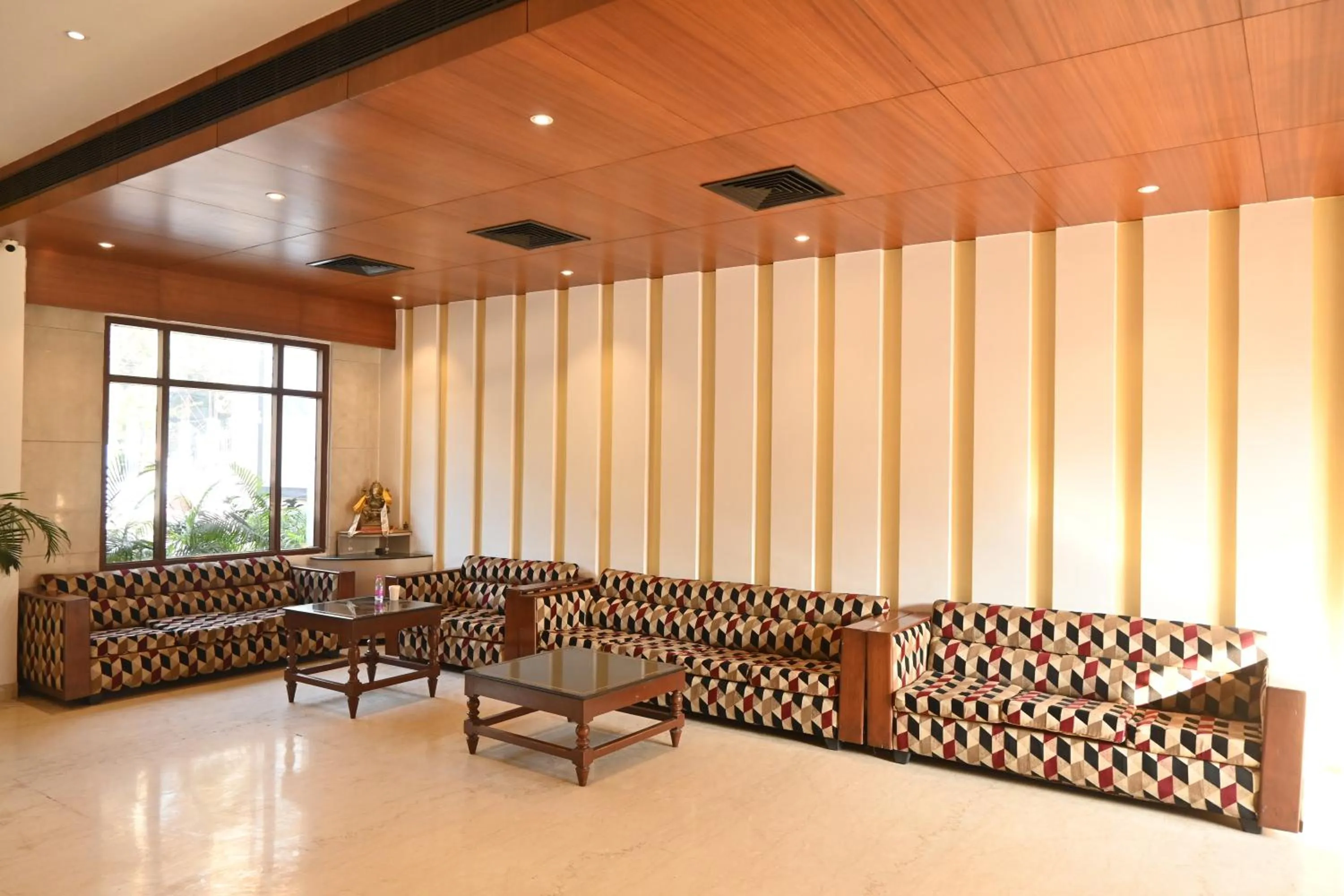 Restaurant/places to eat in Regency Square Hotel