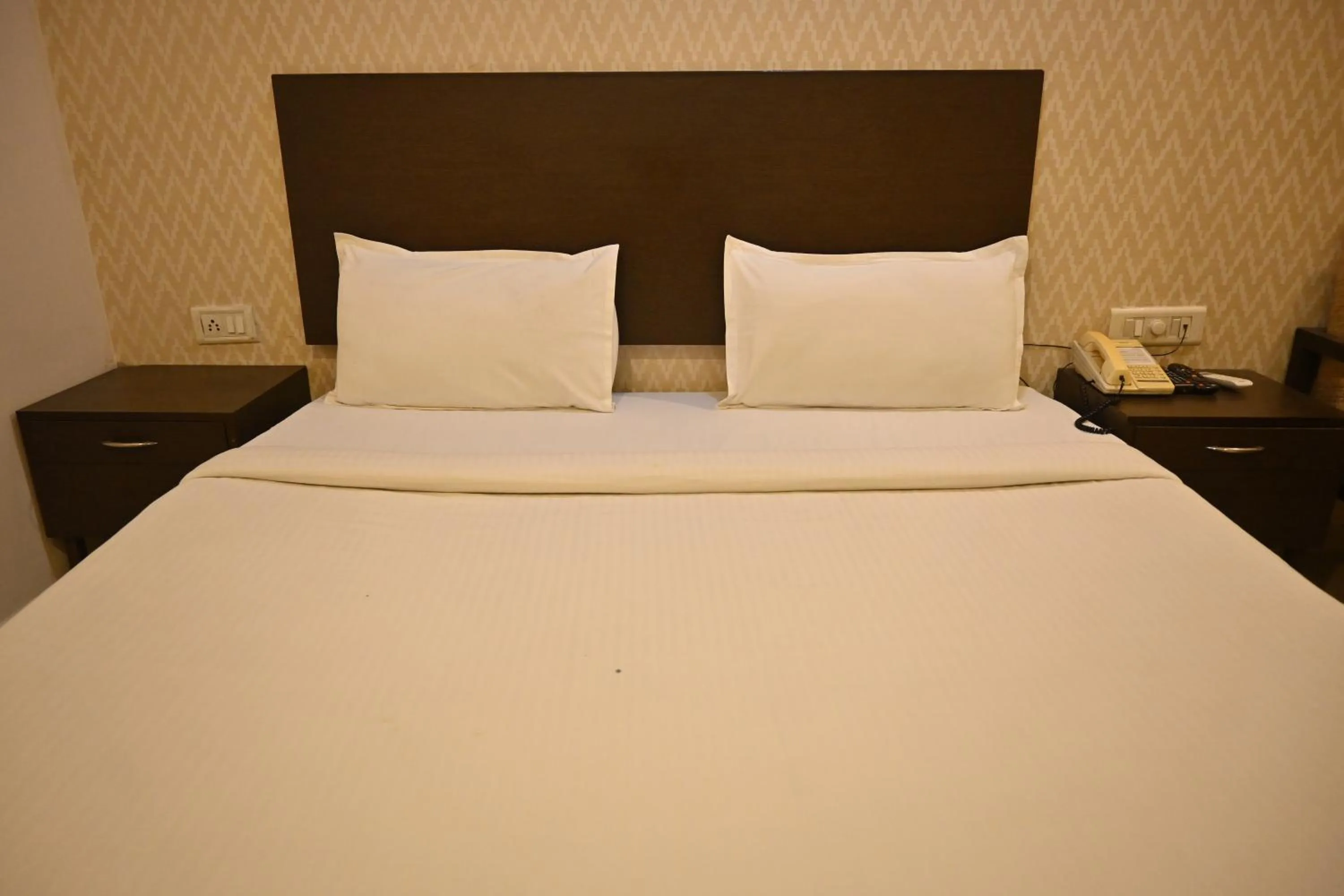 Bedroom, Bed in Regency Square Hotel