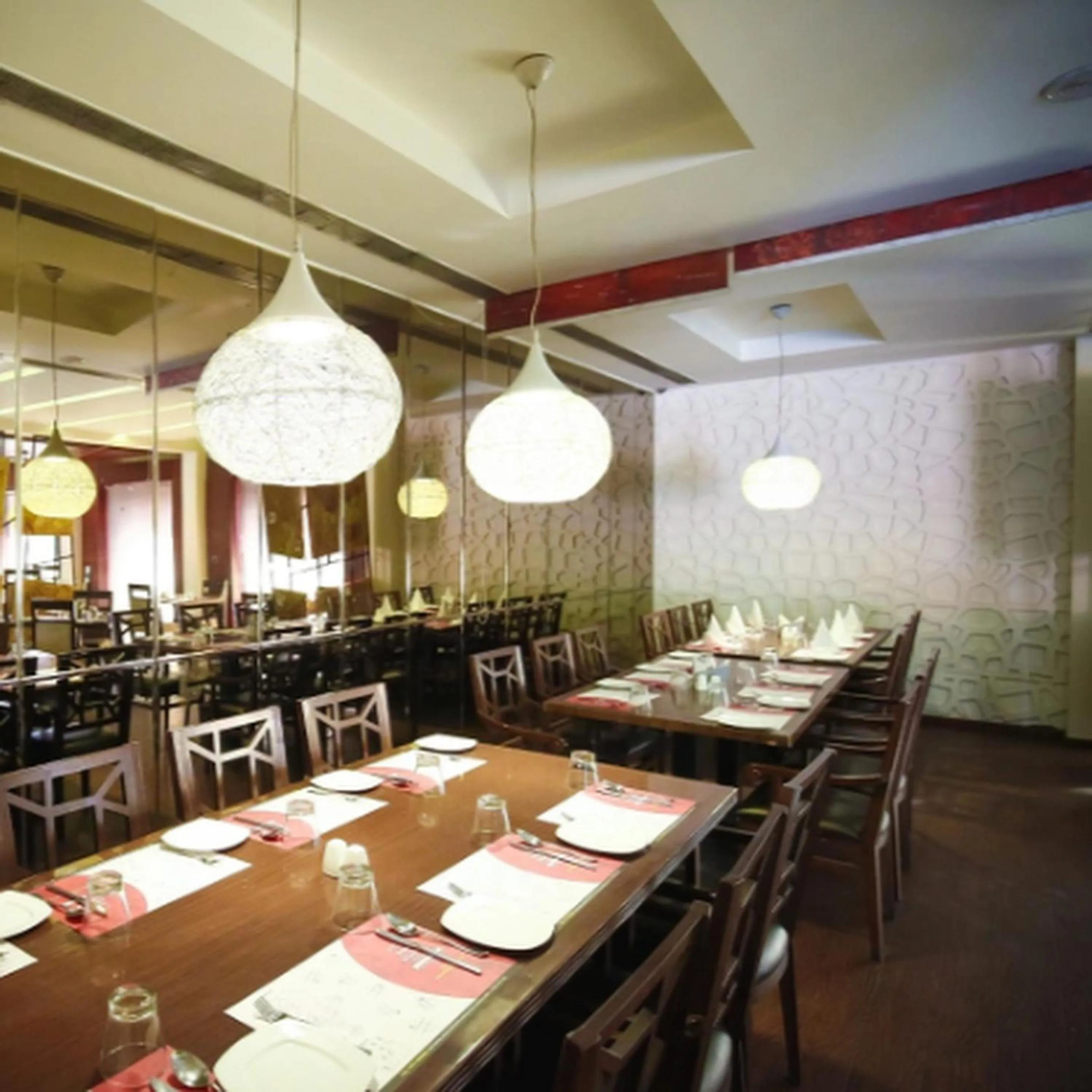 Restaurant/places to eat in Regency Square Hotel