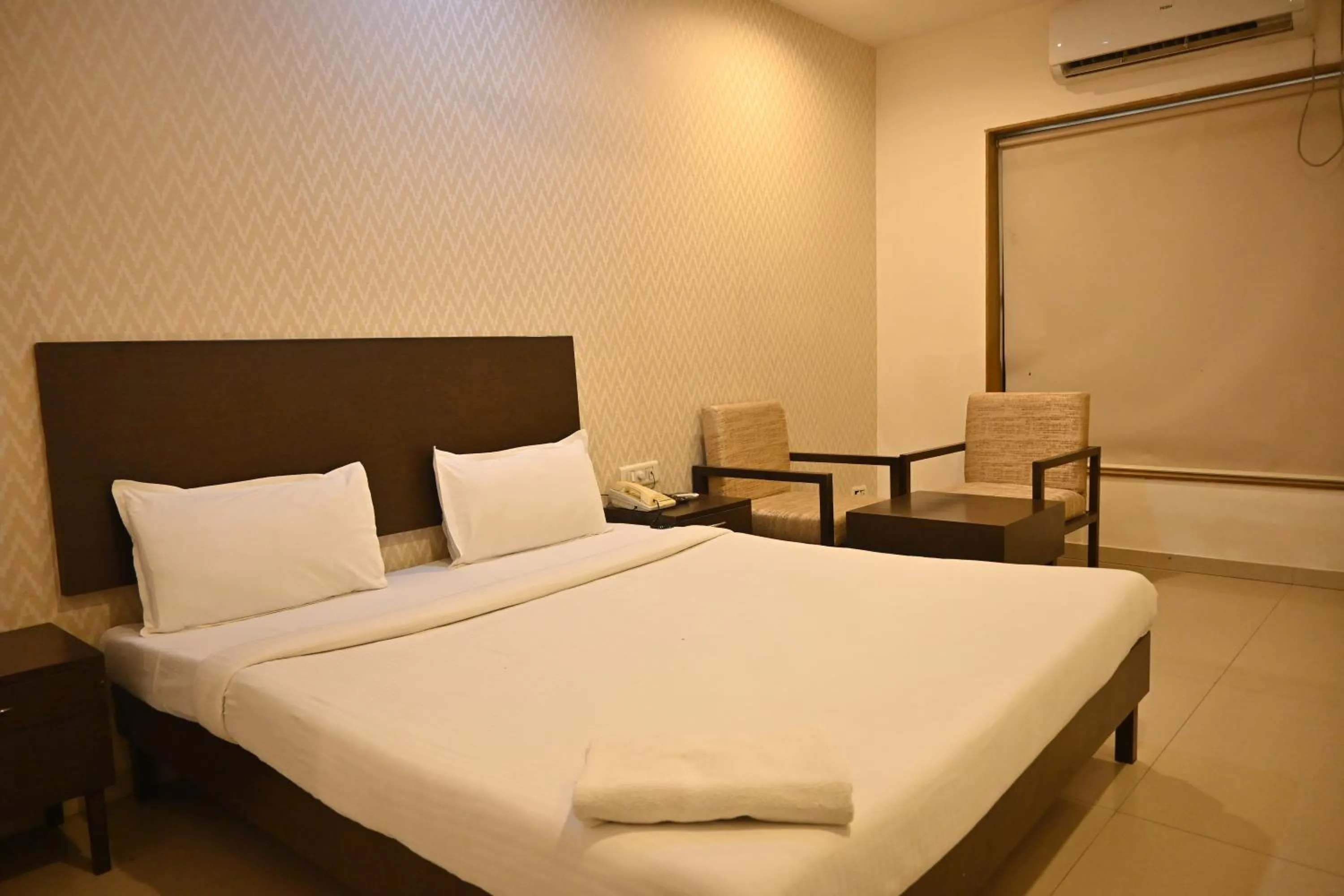 Bedroom, Bed in Regency Square Hotel