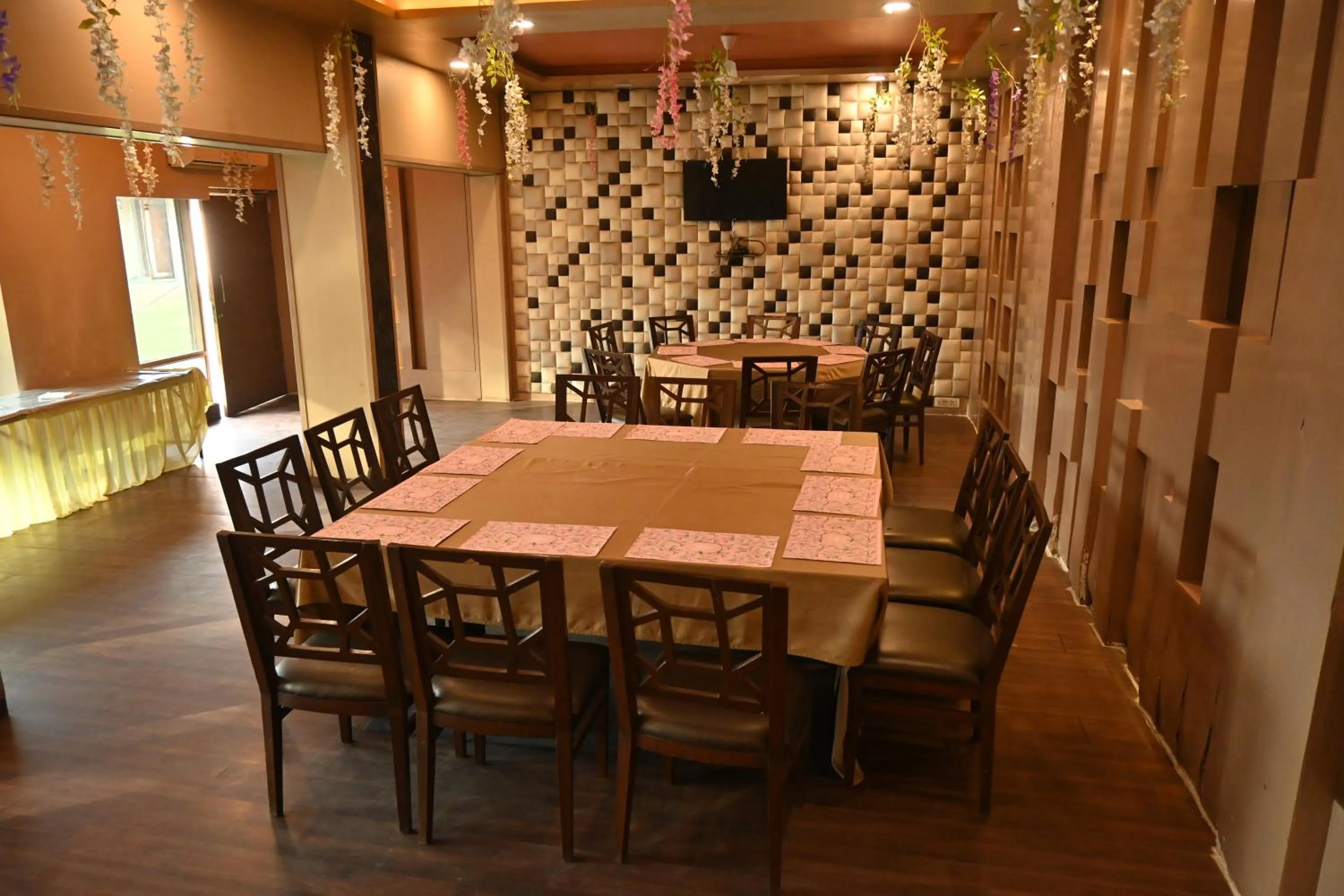 Restaurant/places to eat in Regency Square Hotel