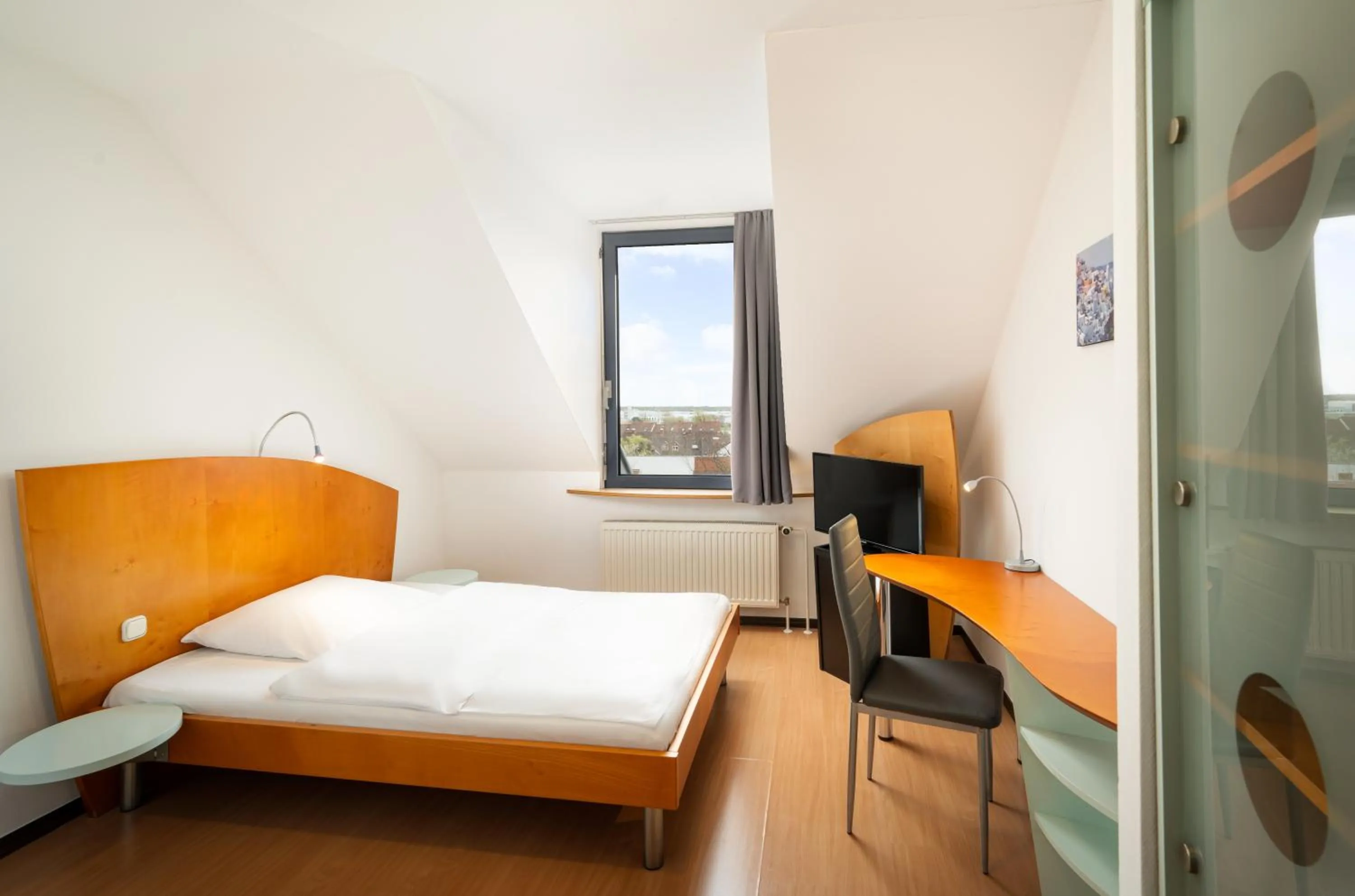 Photo of the whole room, Bed in Mainstreet Hotel