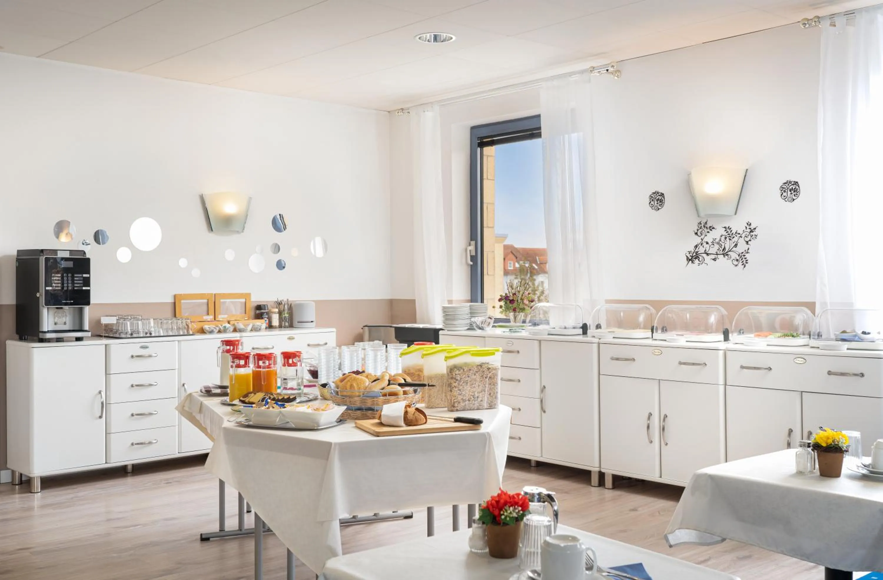 Buffet breakfast in Mainstreet Hotel