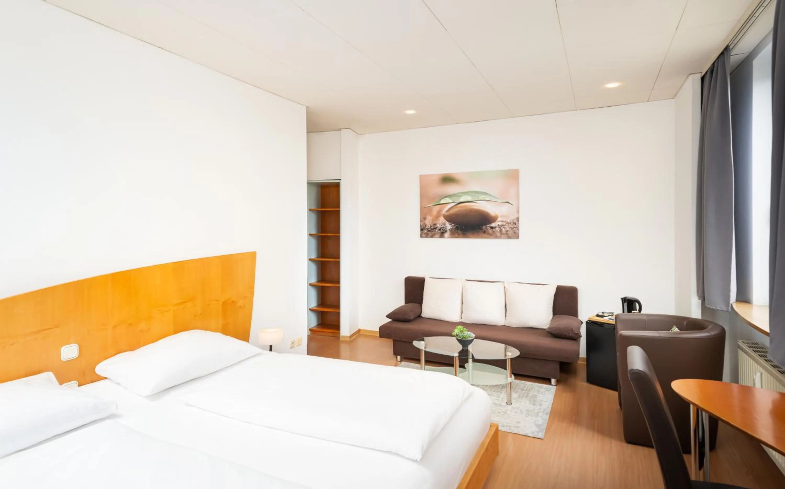 Photo of the whole room, Bed in Mainstreet Hotel