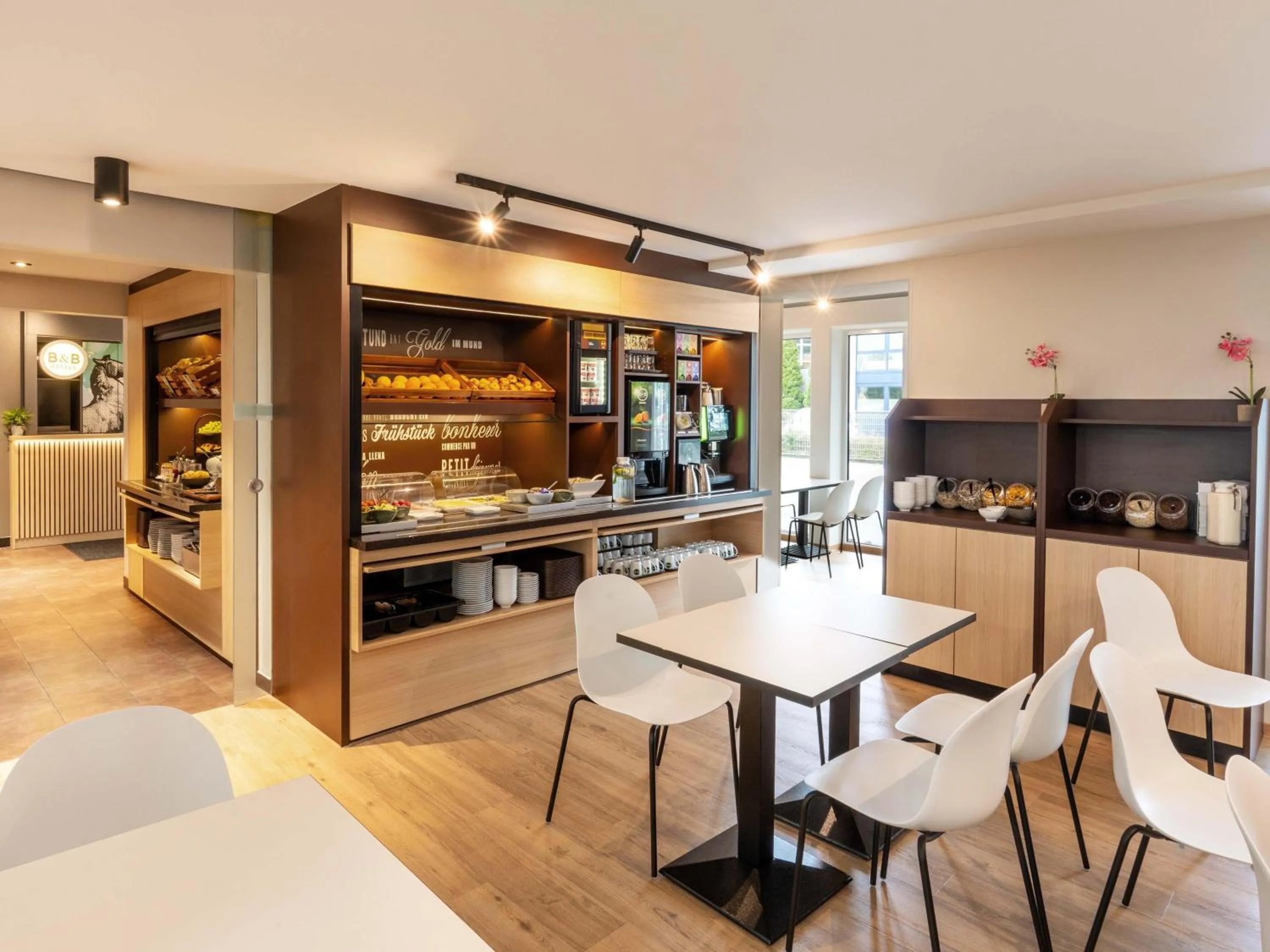 Lounge or bar in B&B Hotel Hannover-Nord