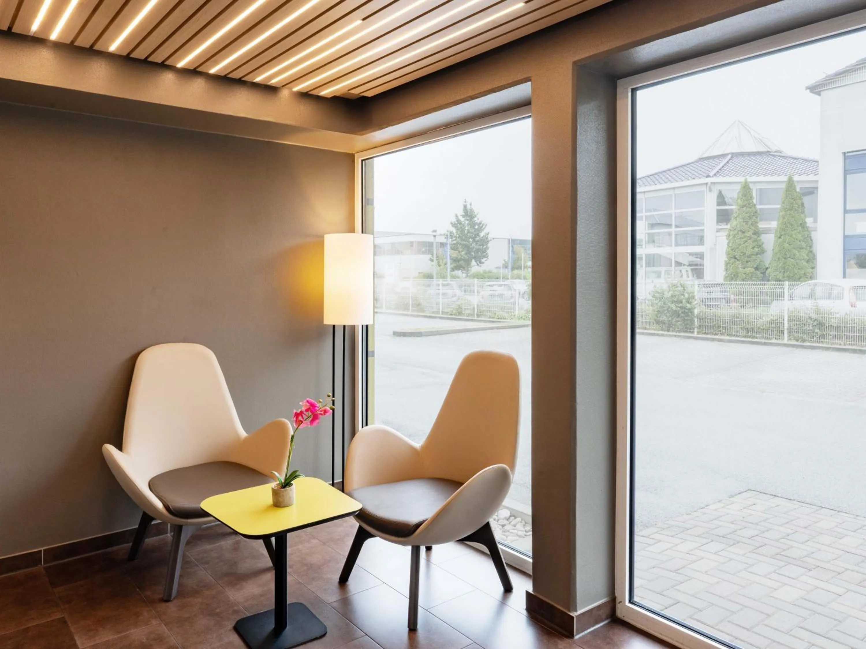 Lobby or reception in B&B Hotel Hannover-Nord