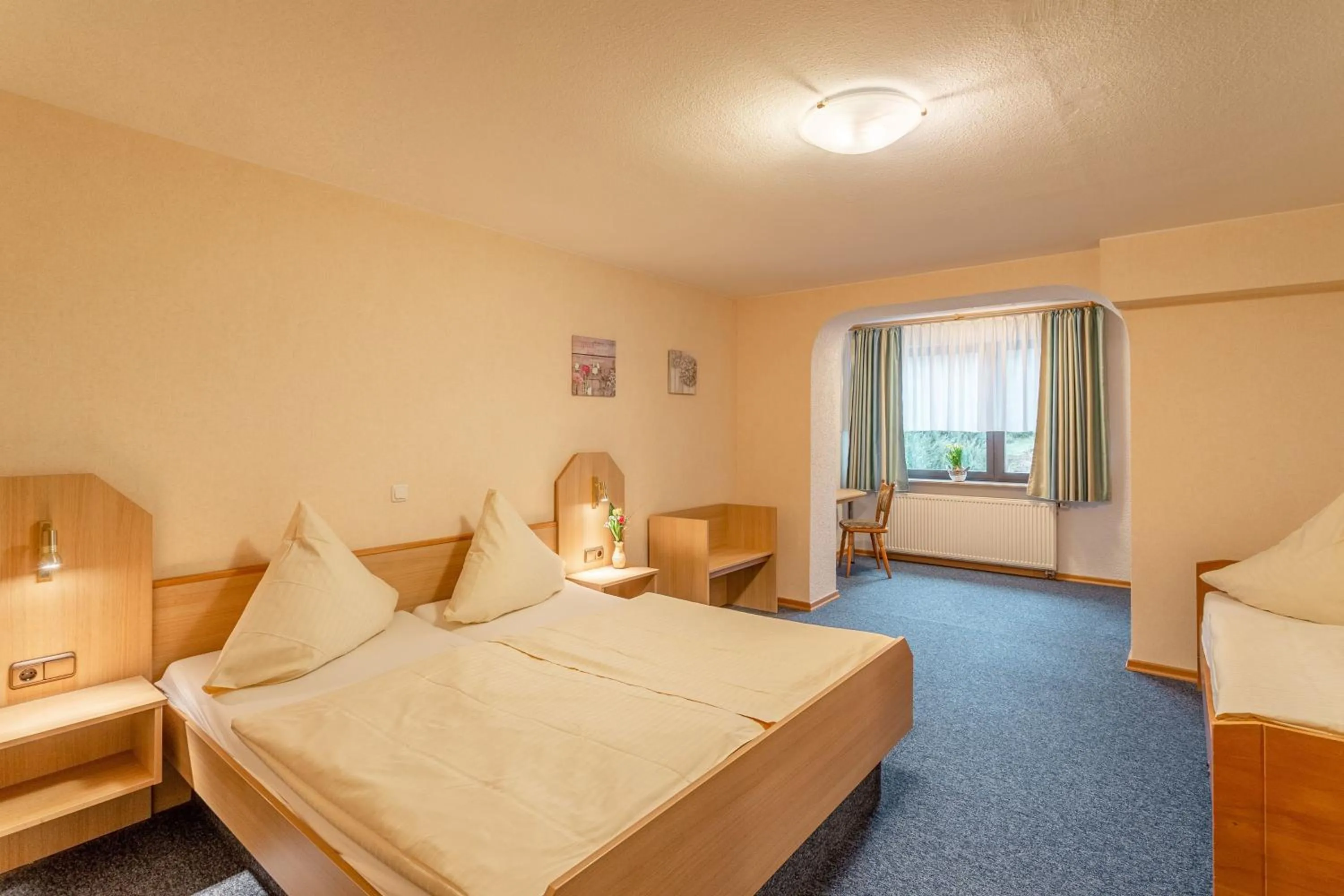 Bedroom, Bed in Hotel Restaurant Zur Neroburg