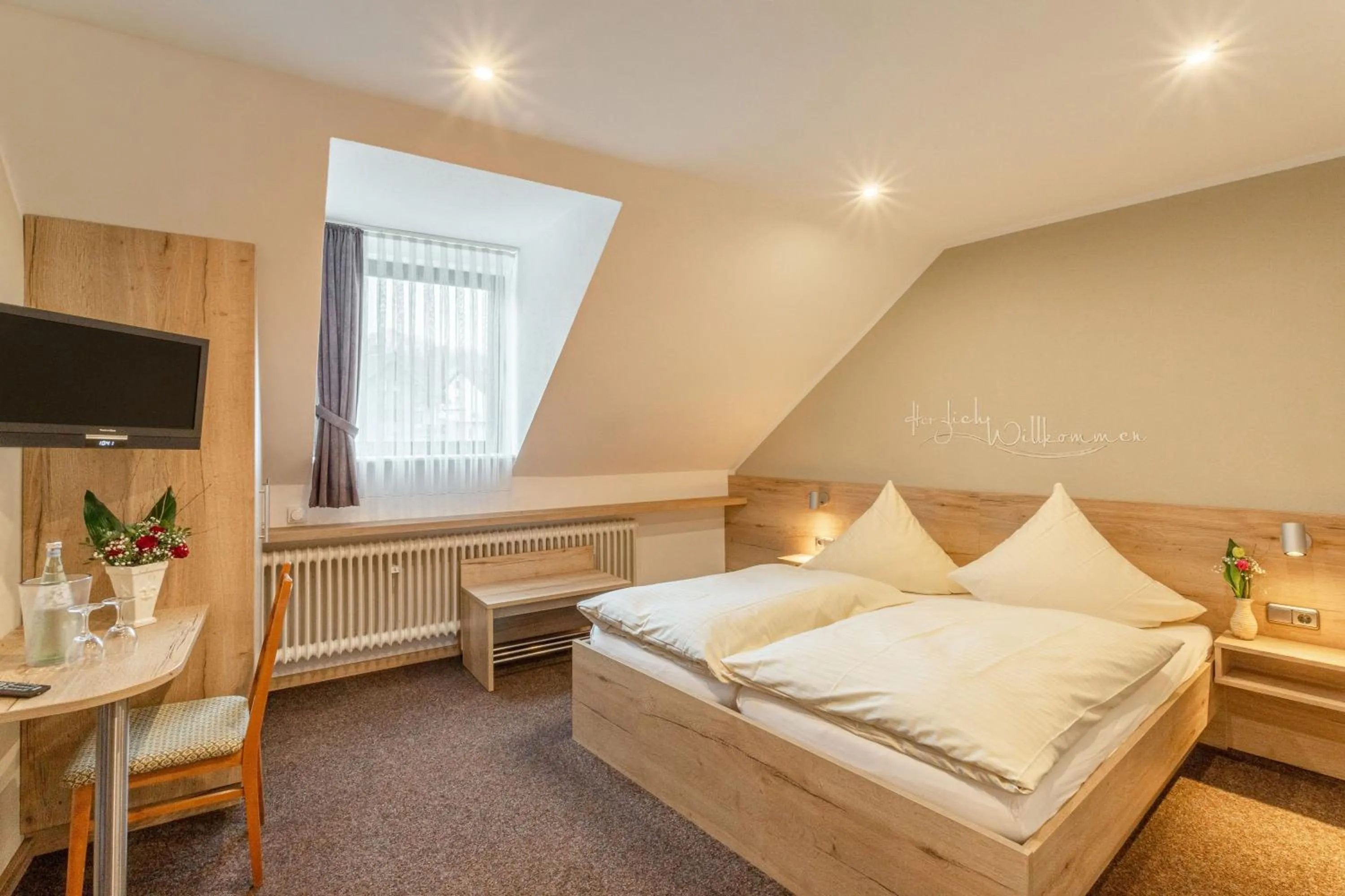 Bedroom, Bed in Hotel Restaurant Zur Neroburg