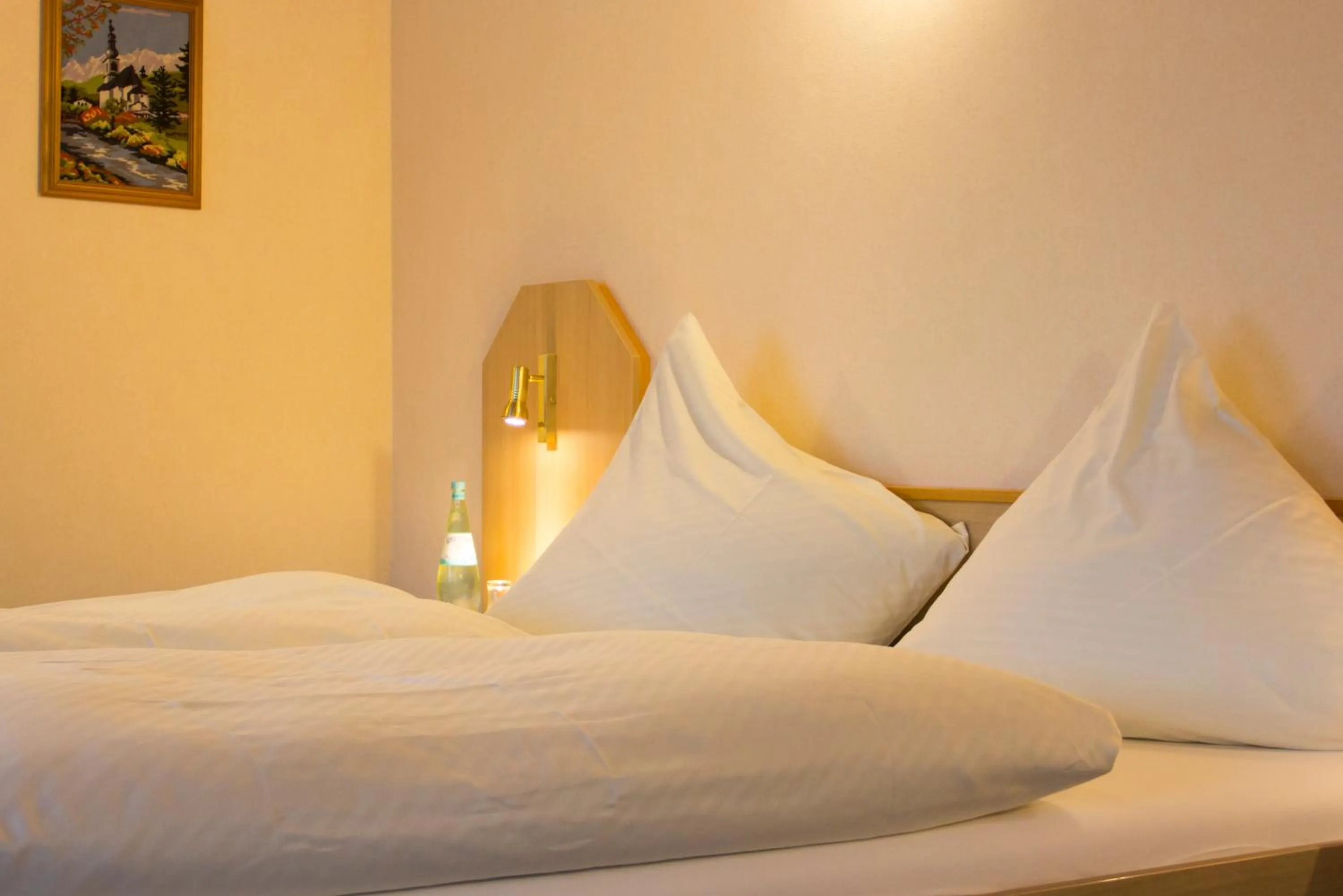 Photo of the whole room, Bed in Hotel Restaurant Zur Neroburg