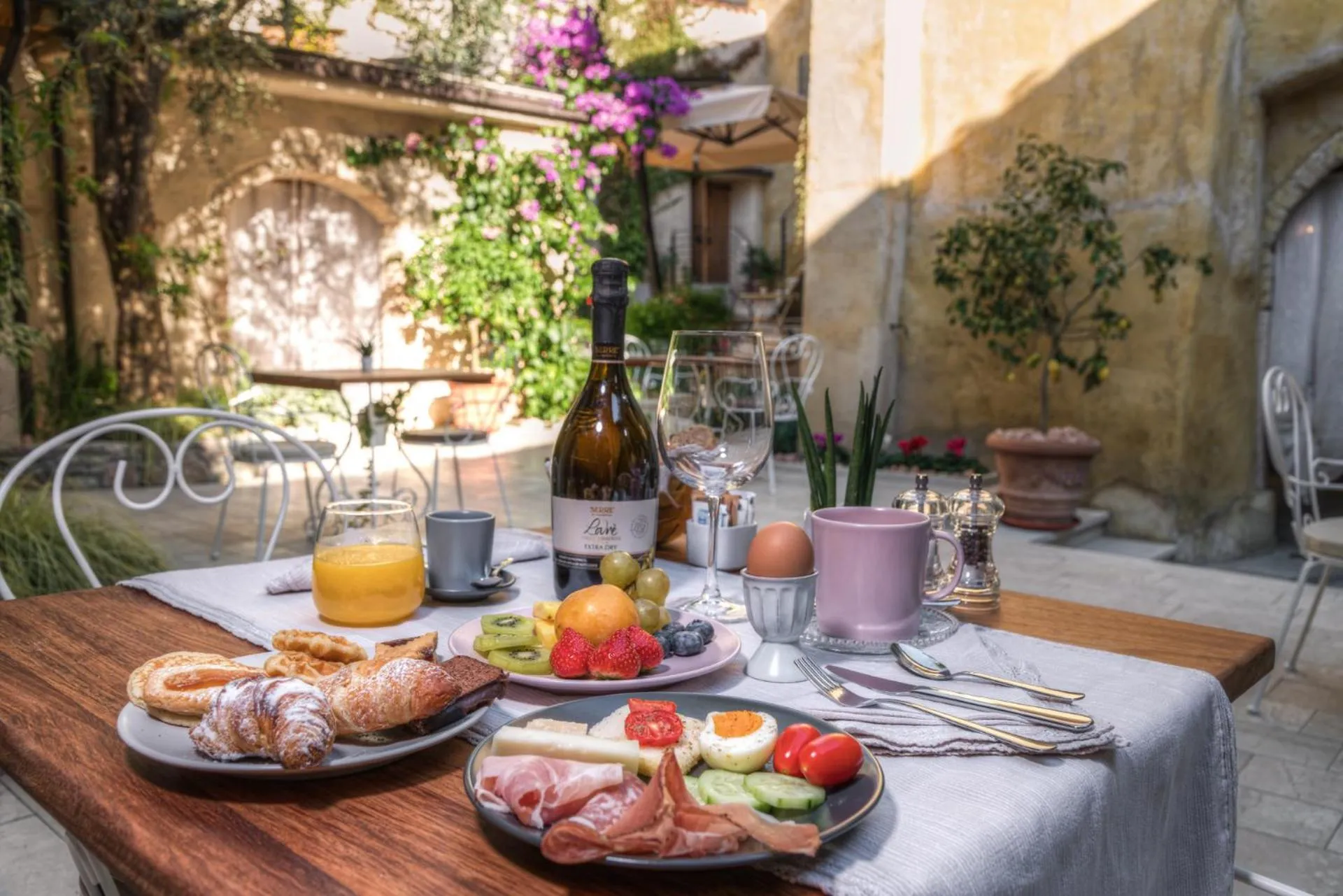 Breakfast in Corte Alma Spa and Luxury Home