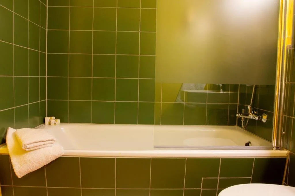 Bathroom in Schurwald Hotel