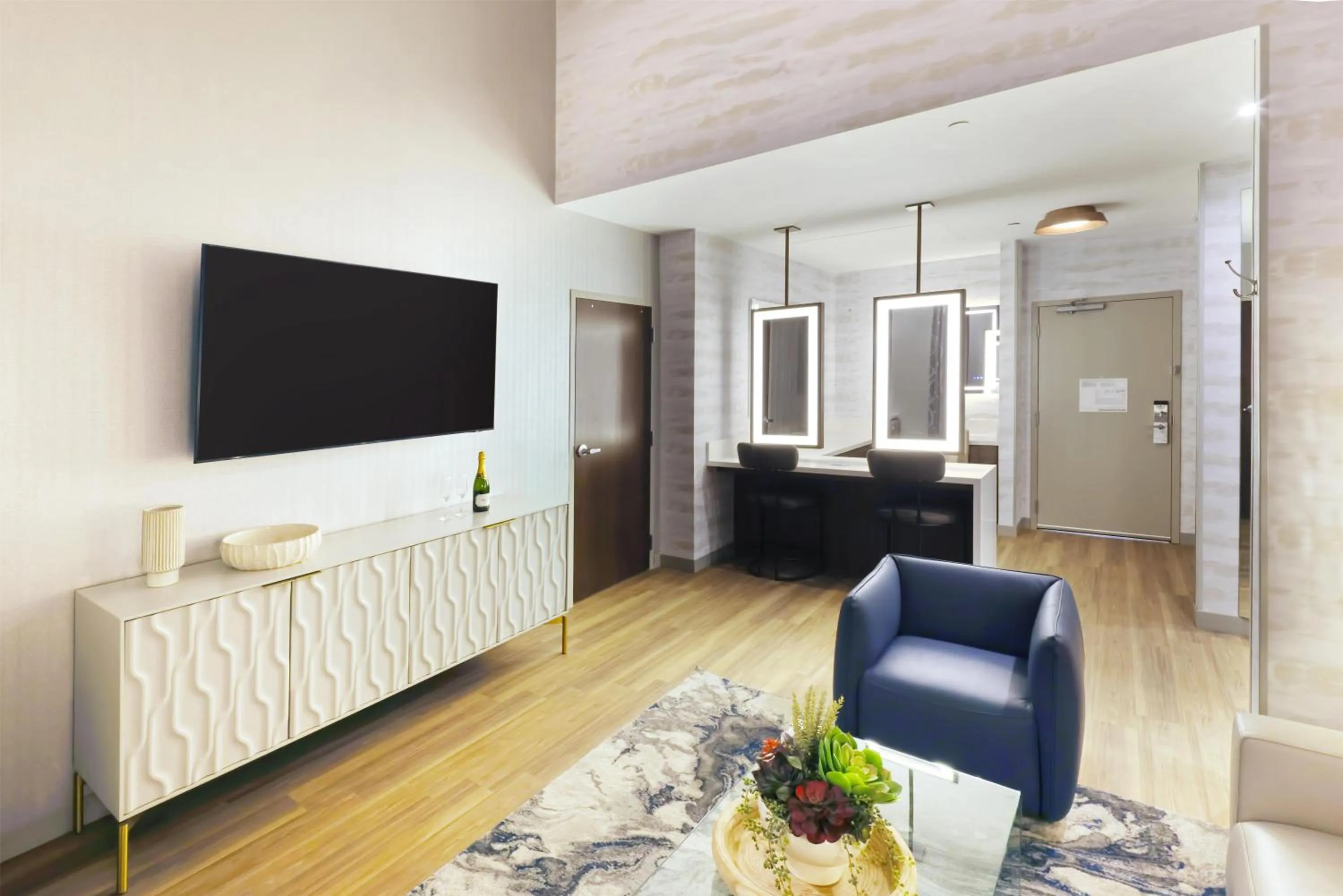 Living room, Bed in Hilton Garden Inn Chandler Downtown