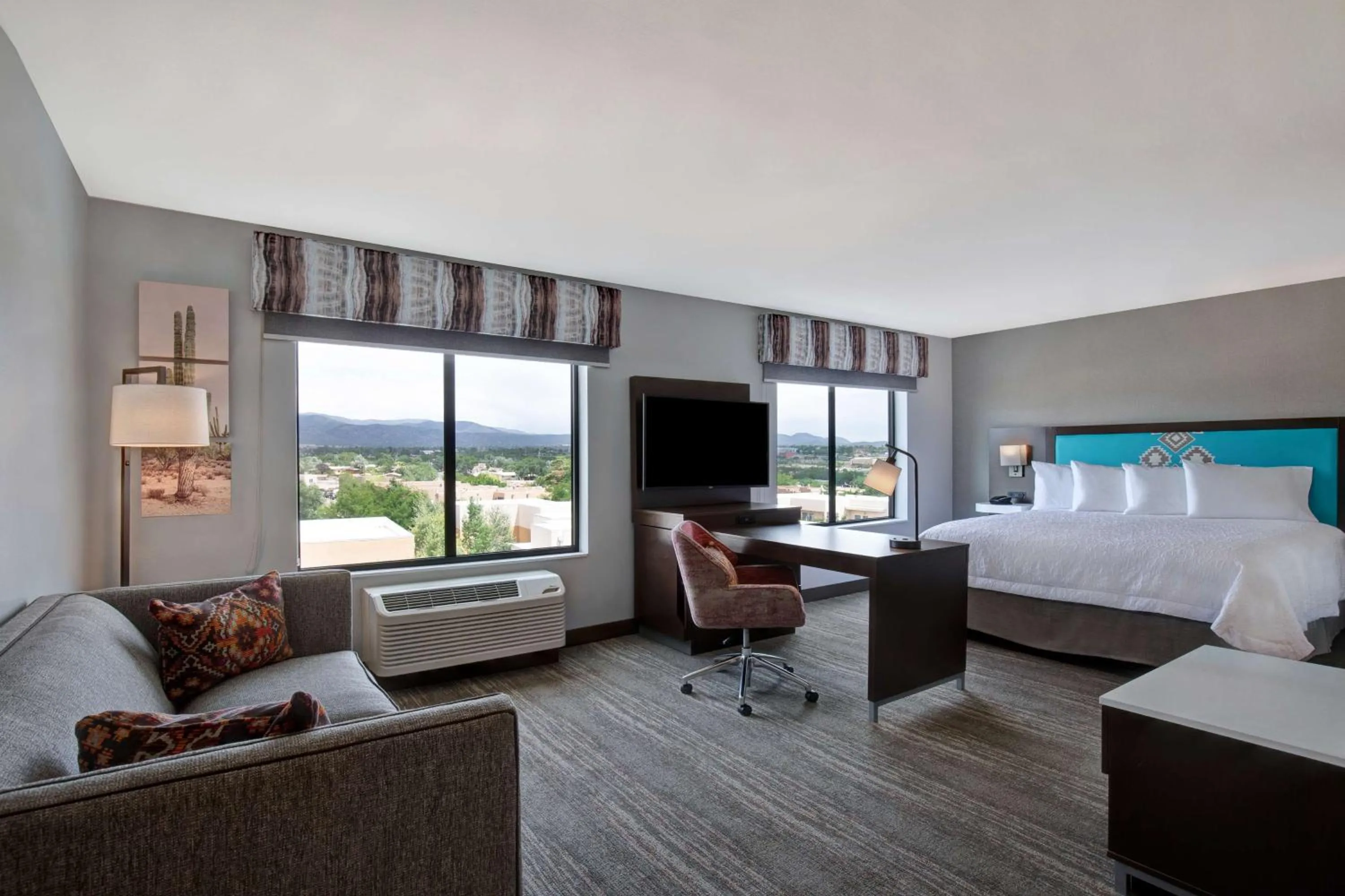 Bedroom, Bed in Hampton Inn Santa Fe South, NM