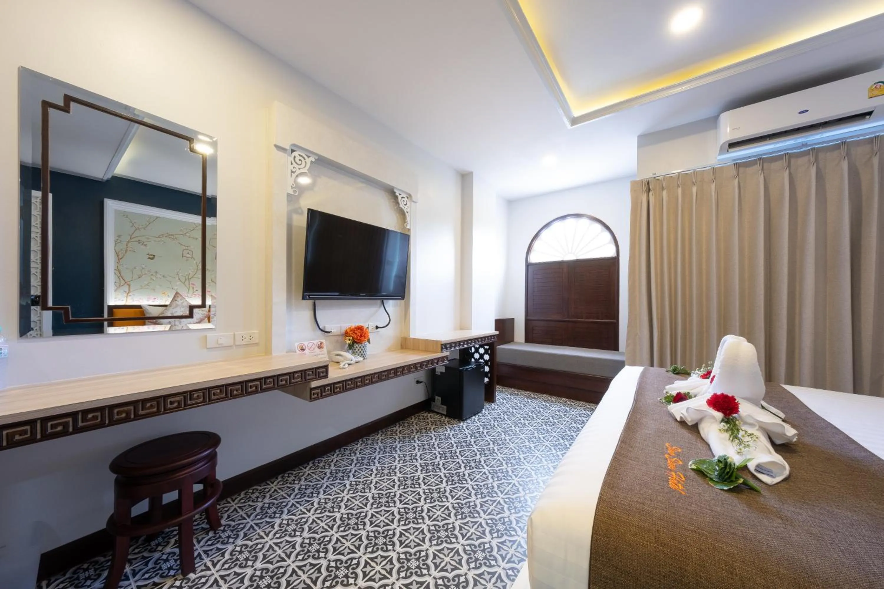 Photo of the whole room, Bed in Sino Siam Hotel