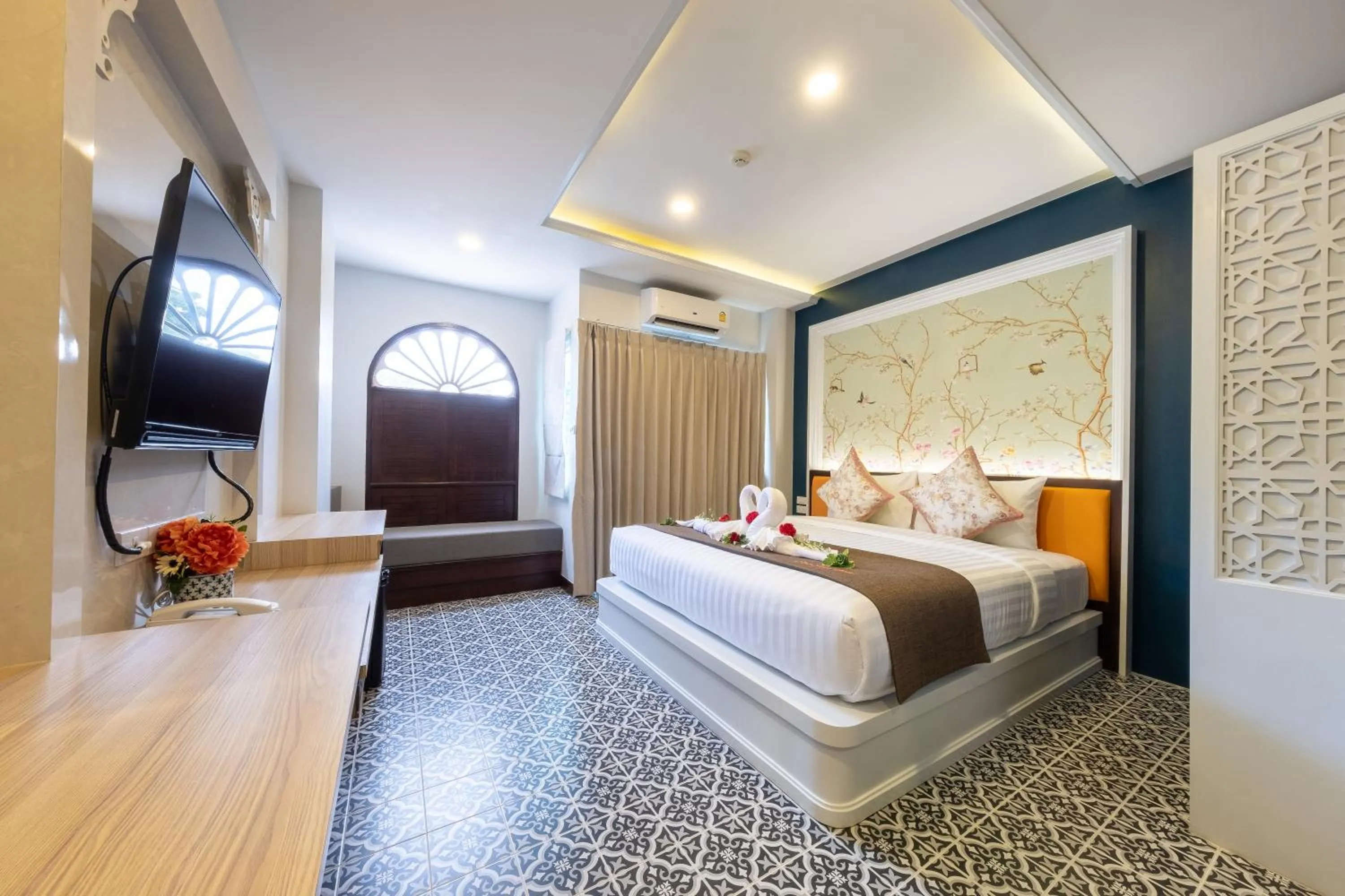 Photo of the whole room, Bed in Sino Siam Hotel