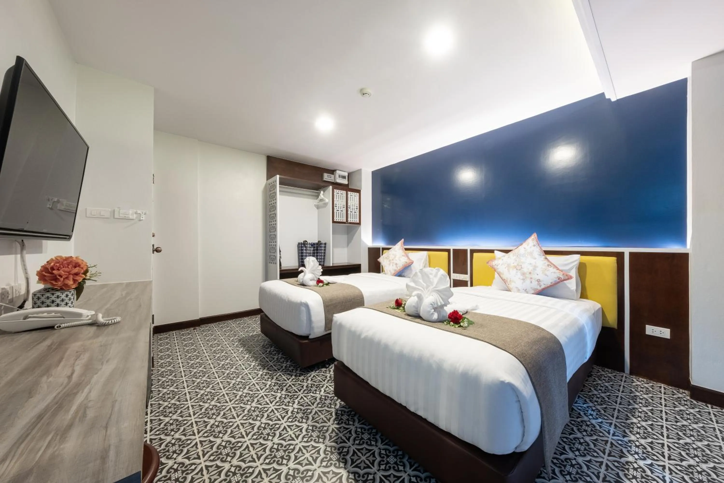 Photo of the whole room, Bed in Sino Siam Hotel