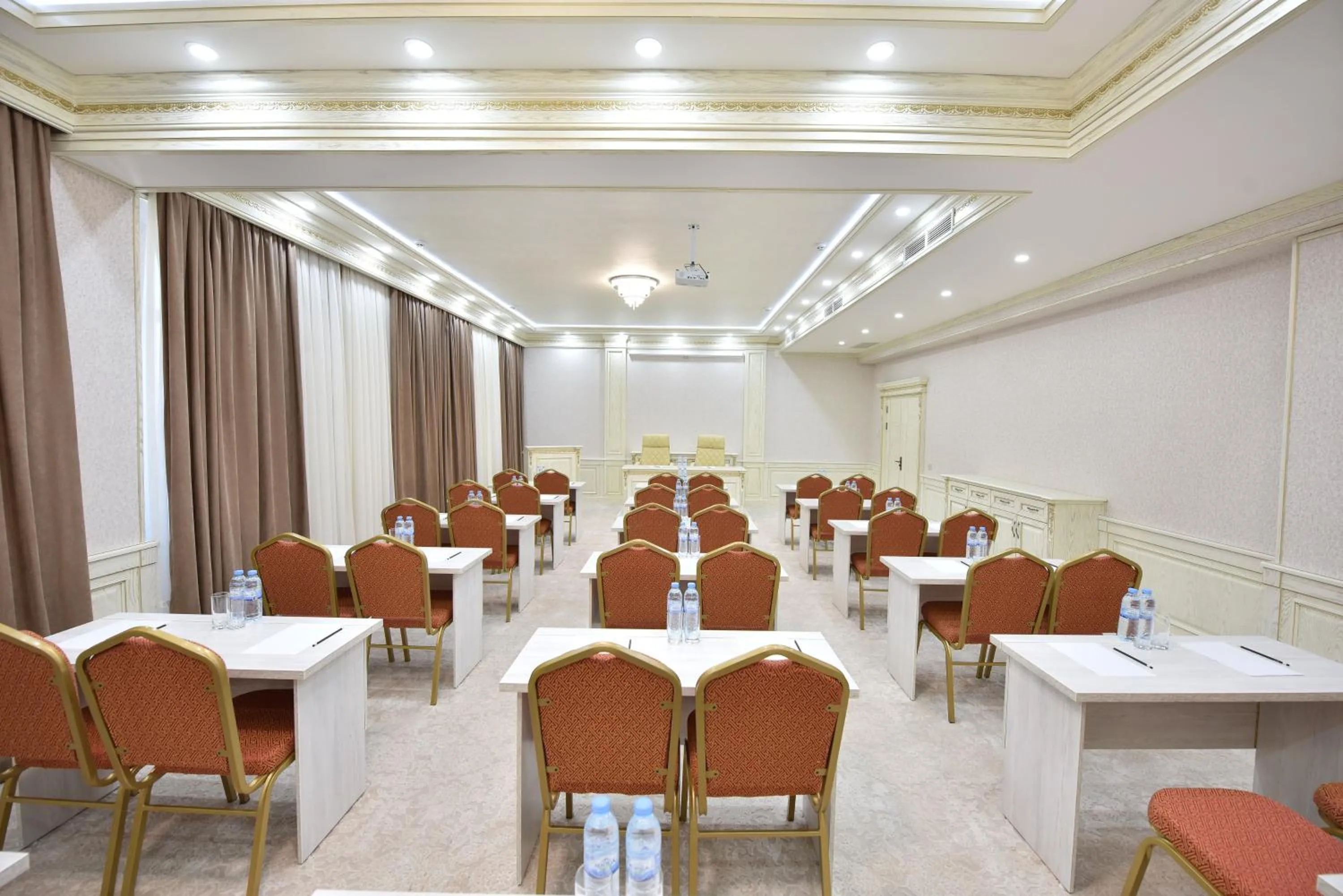 Business facilities in Qushbegi Plaza Hotel