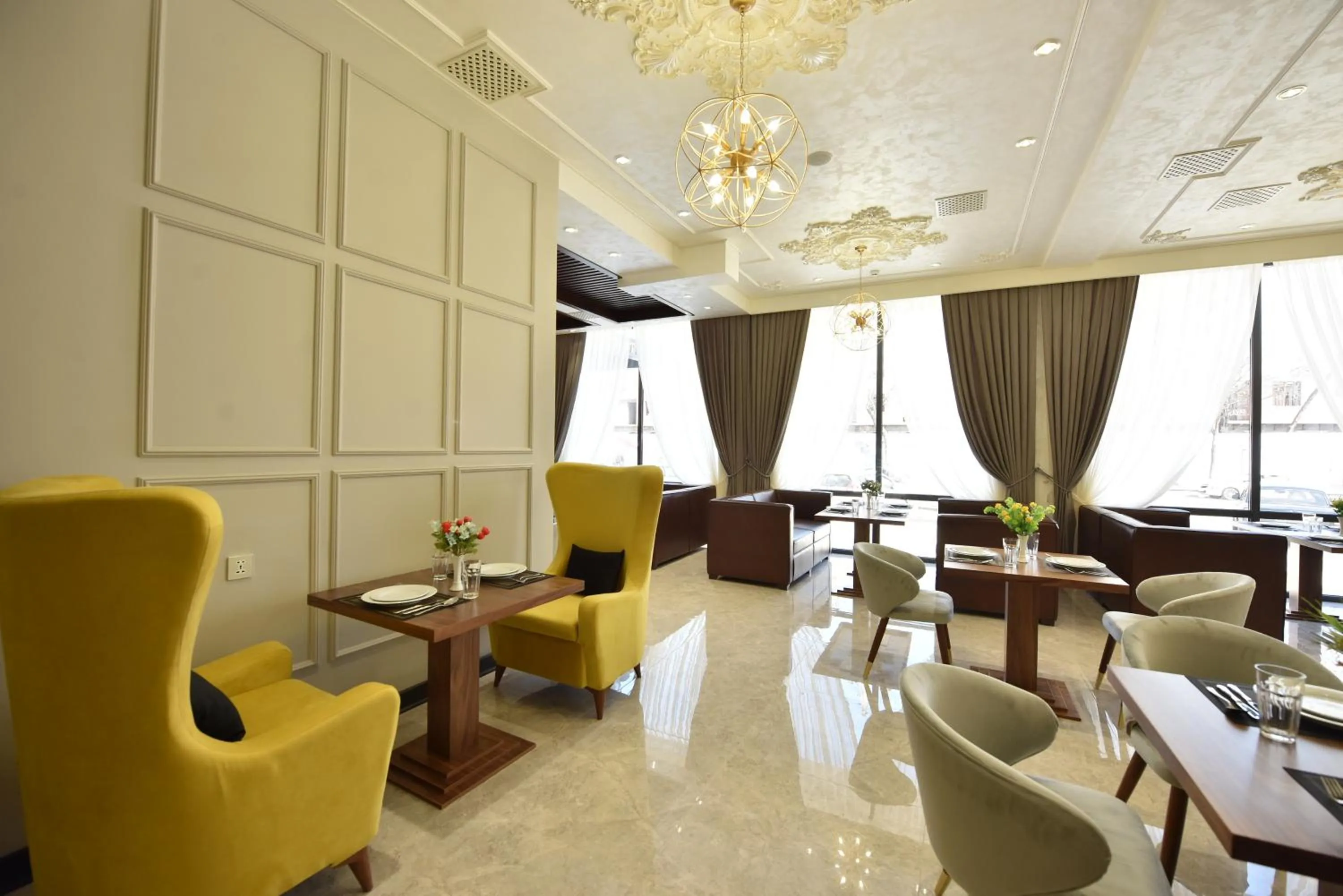 Seating area in Qushbegi Plaza Hotel