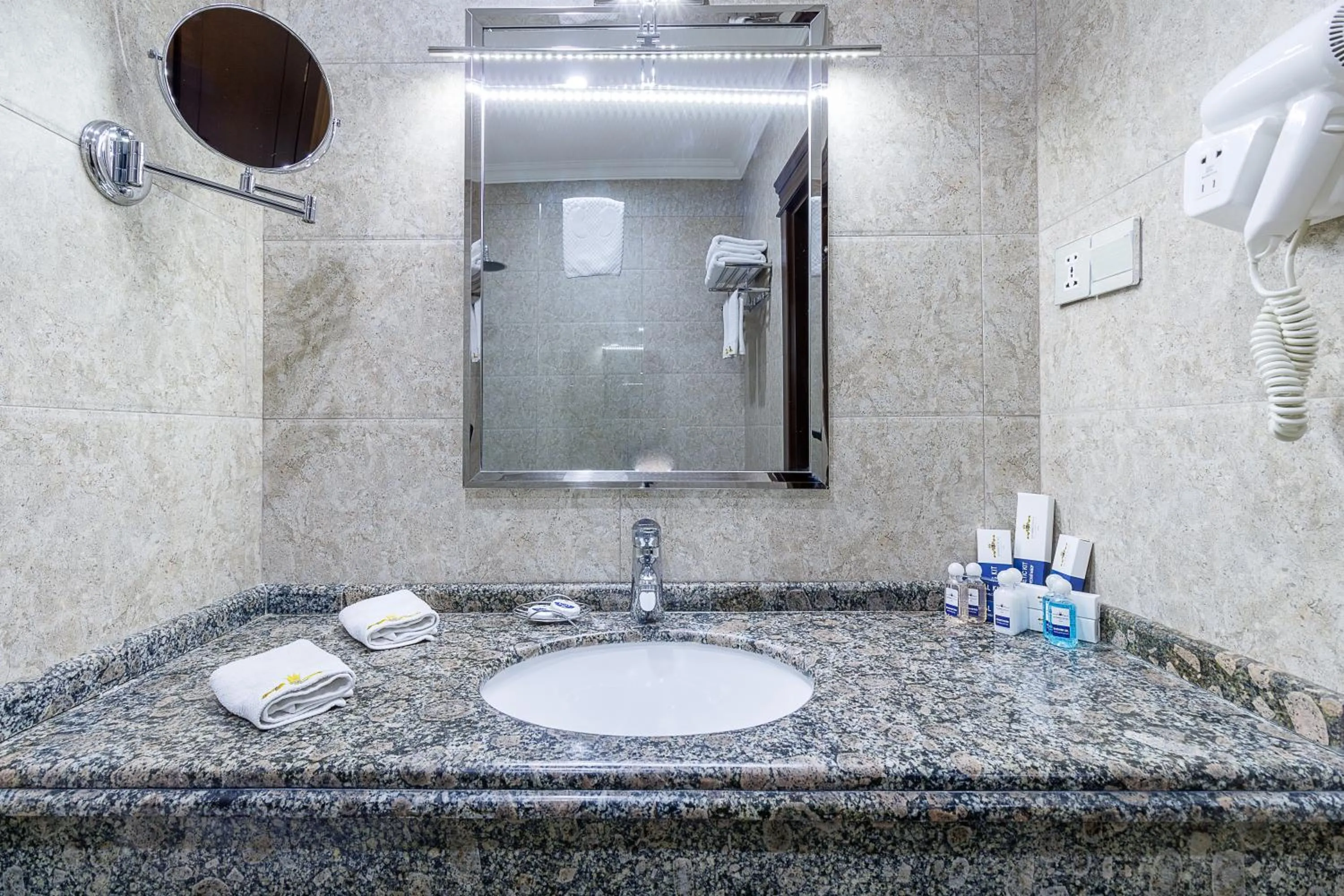 Shower in Qushbegi Plaza Hotel