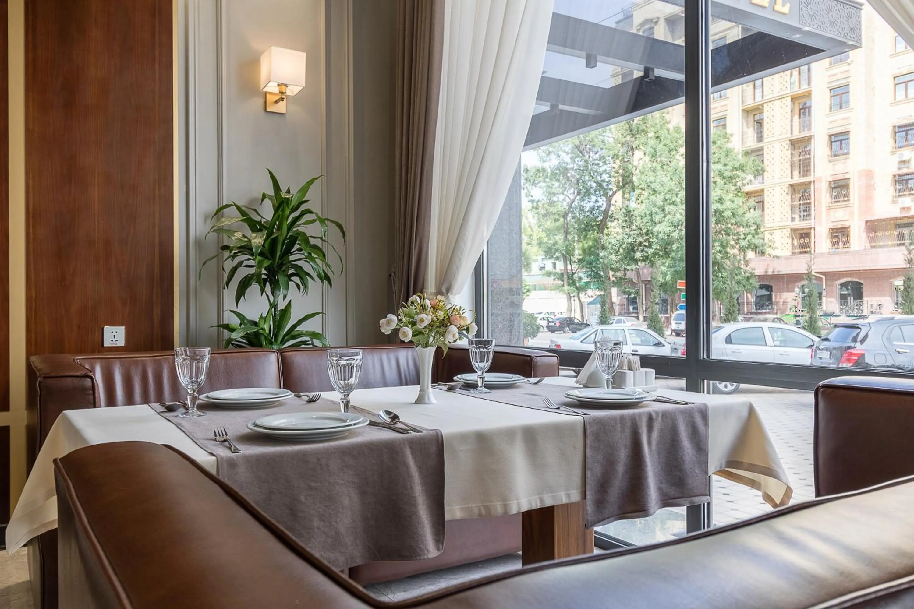 Restaurant/places to eat in Qushbegi Plaza Hotel