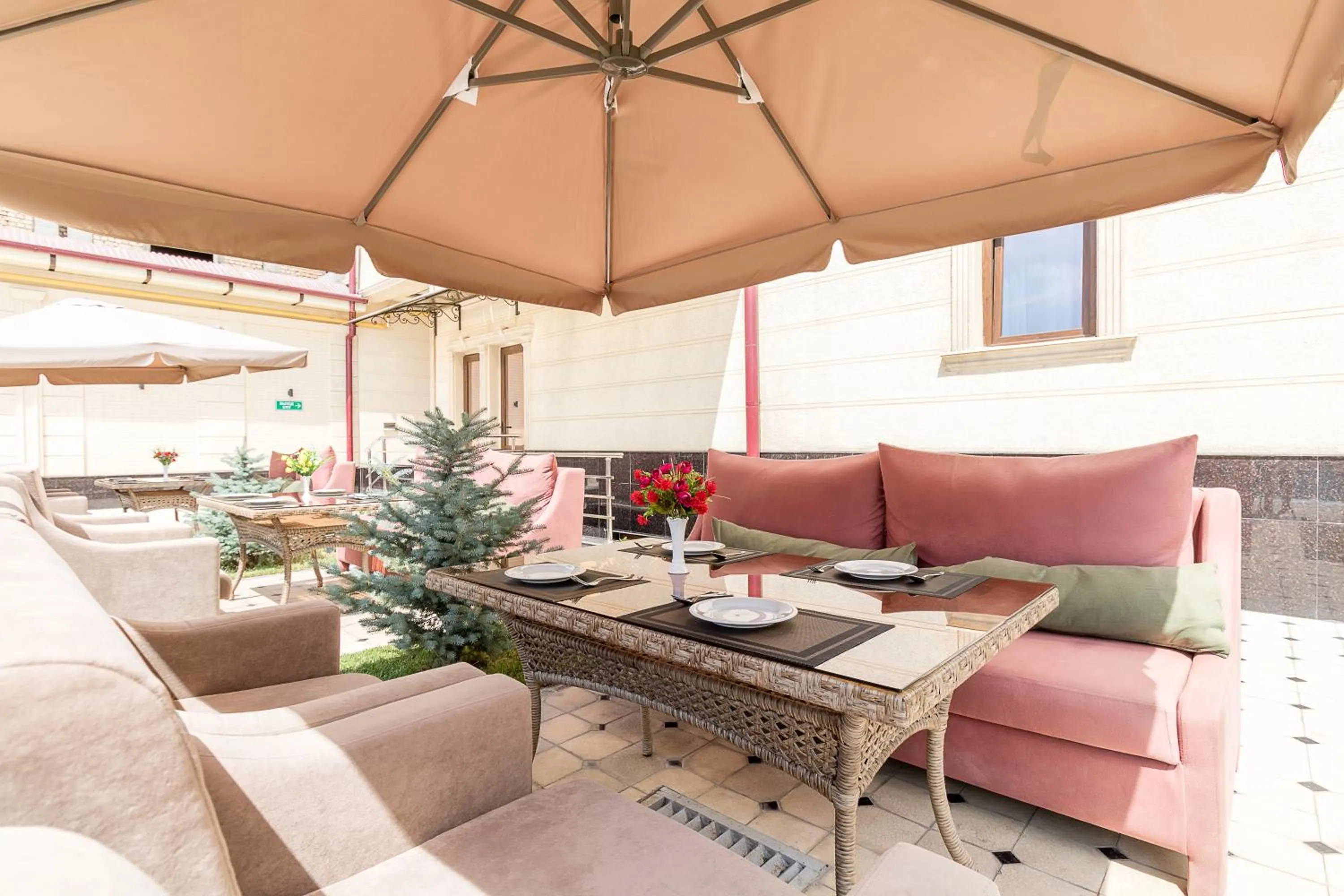 Restaurant/places to eat in Qushbegi Plaza Hotel