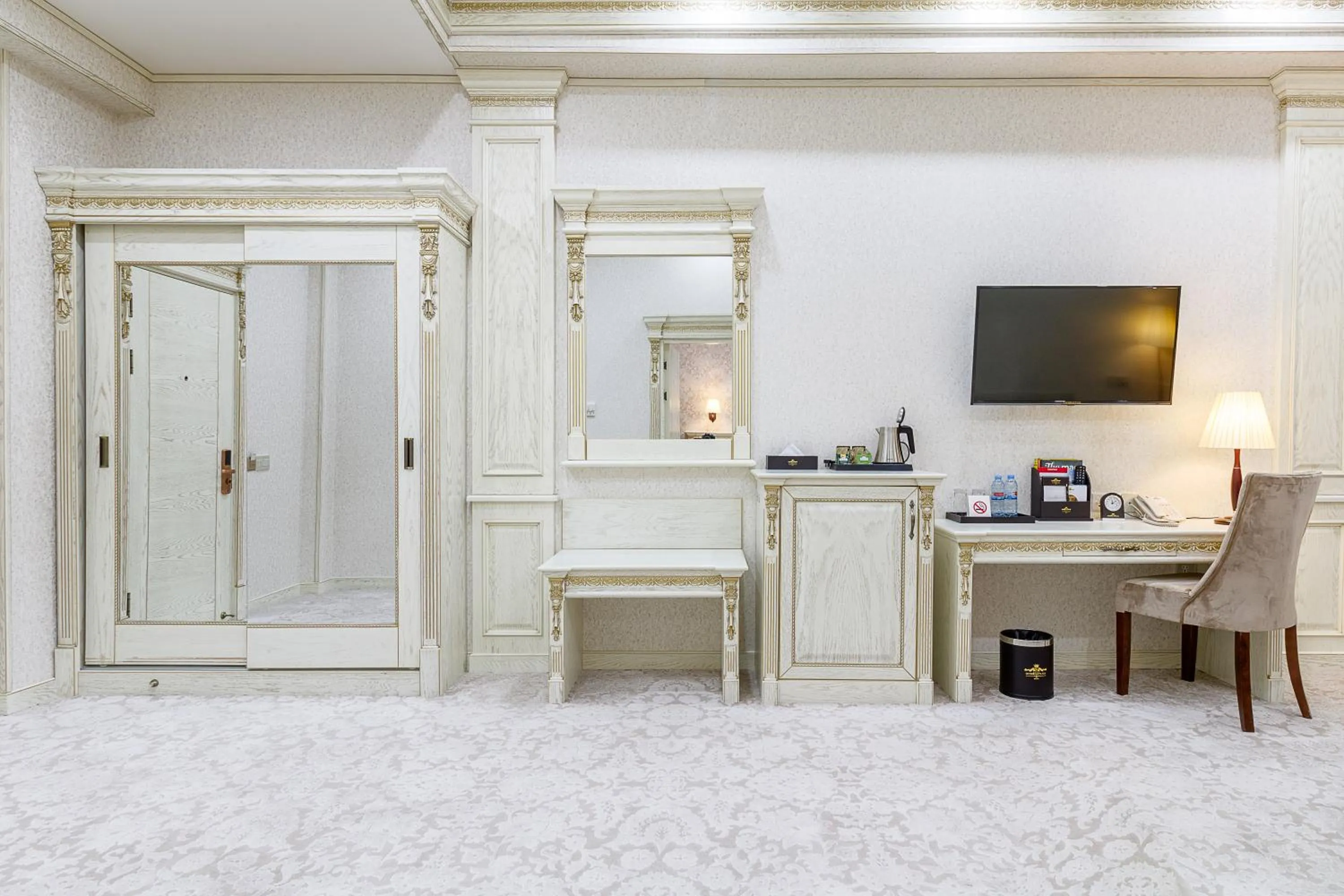 Communal lounge/ TV room in Qushbegi Plaza Hotel