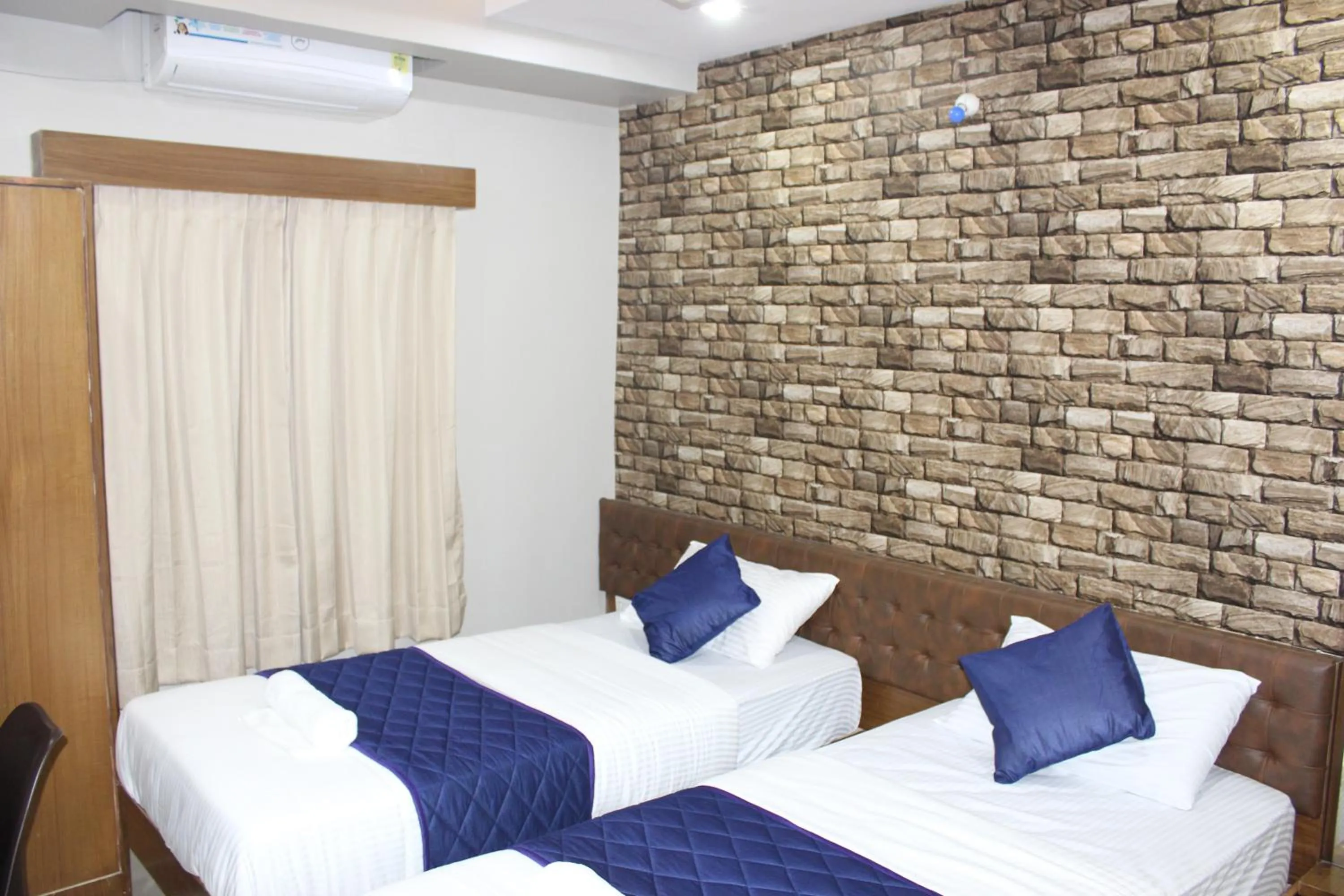 Staff, Bed in Olivia Inn And Suites