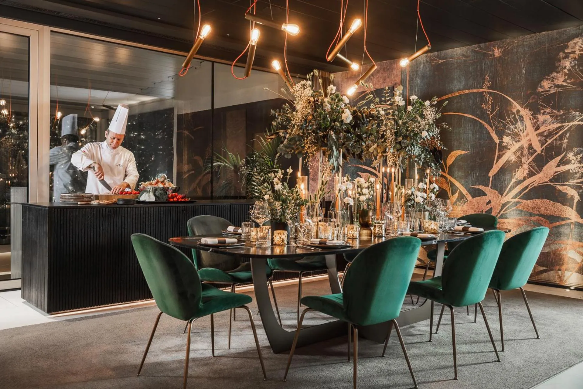 Restaurant/places to eat in We Me Suite Hotel