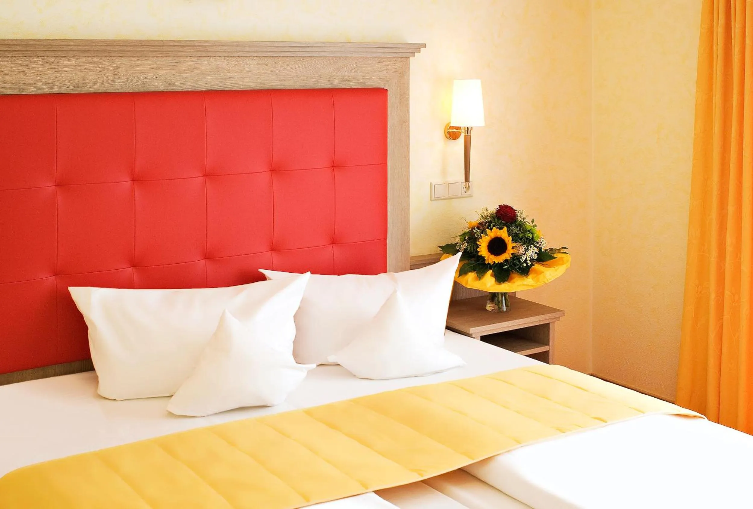 Bedroom, Bed in Hotel Wittelsbacher Höh