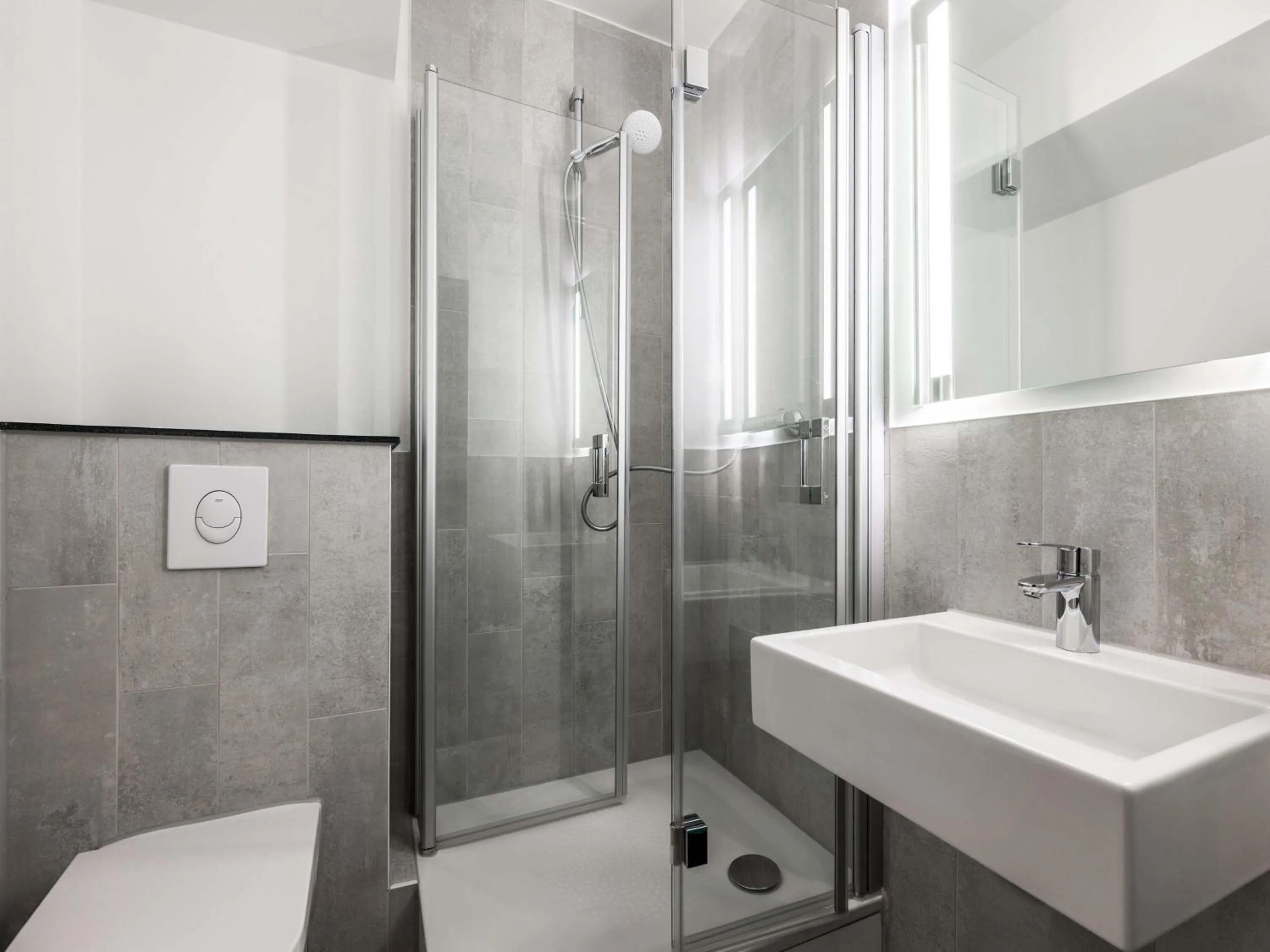 Shower in B&B Hotel Ingolstadt-Ost