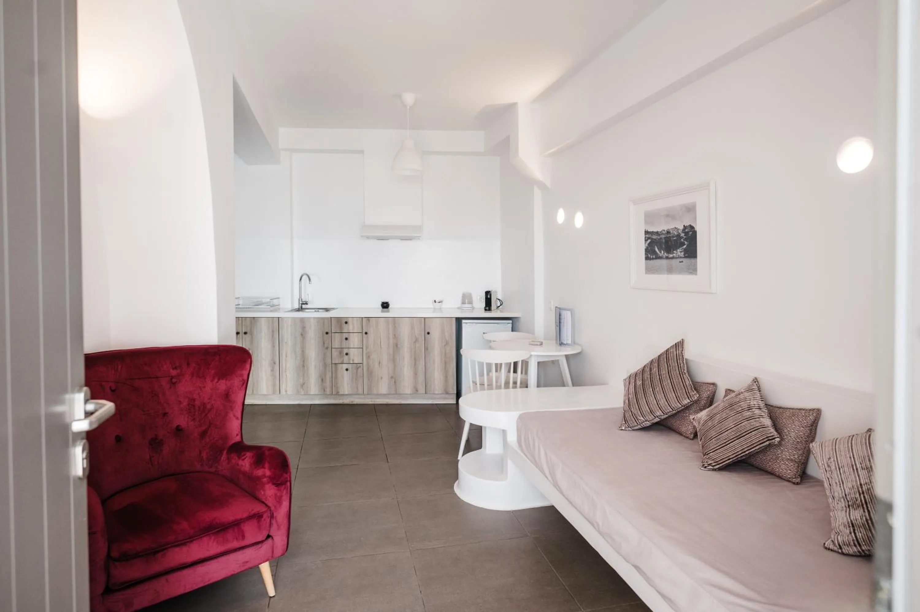 Living room, Bed in Amphitrite Suites Santorini