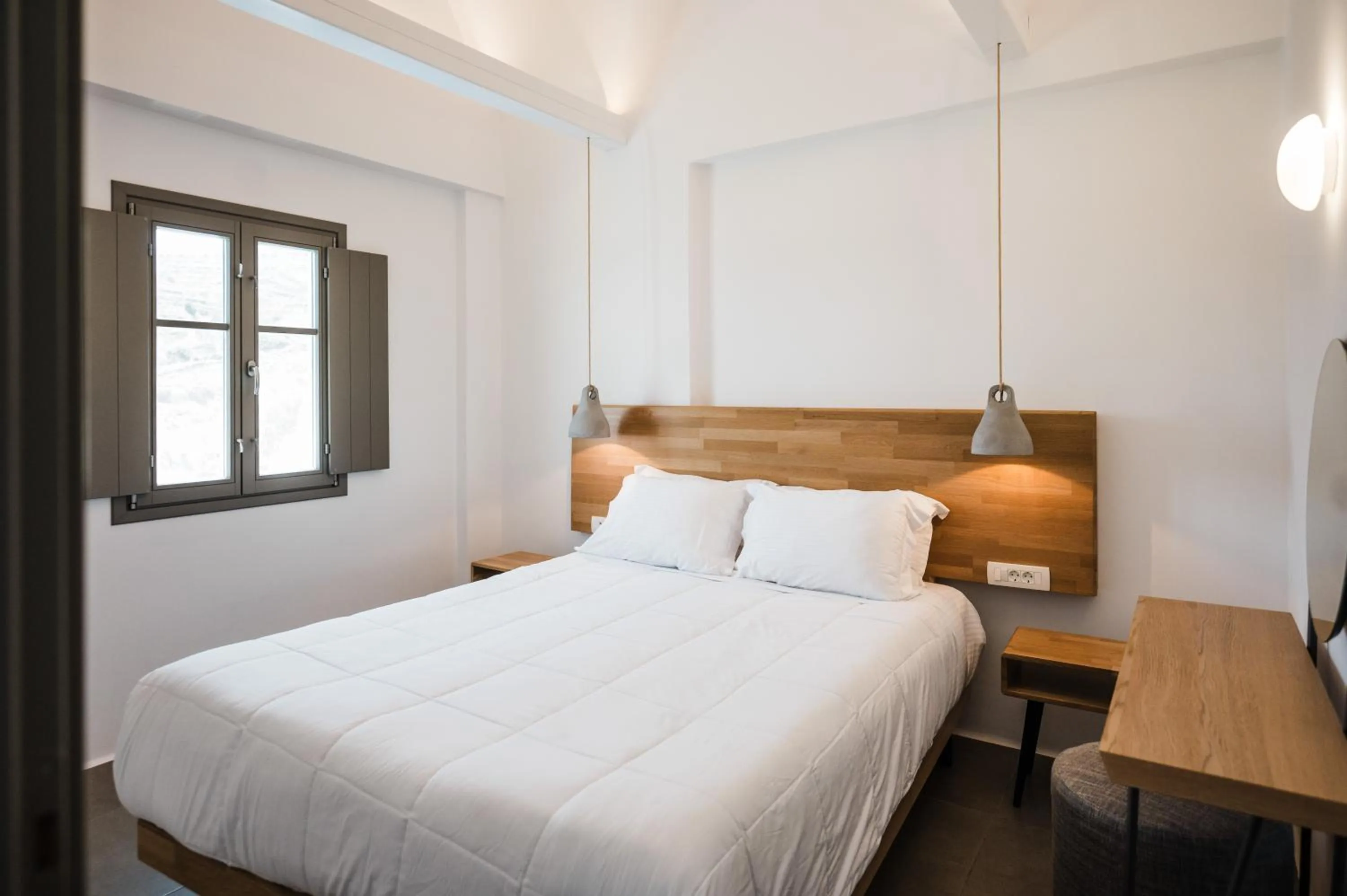 Bed in Amphitrite Suites Santorini