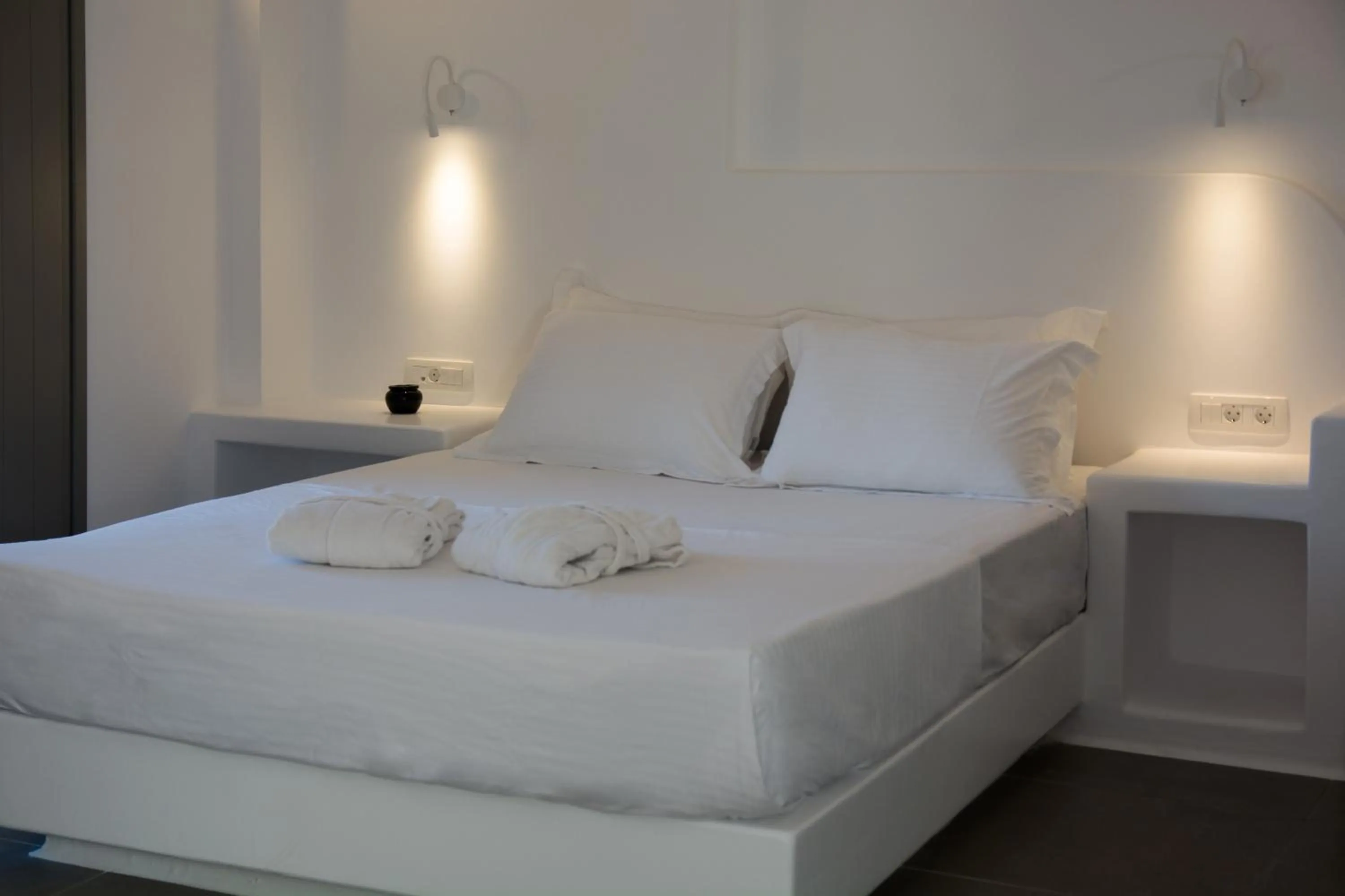 Bed in Amphitrite Suites Santorini