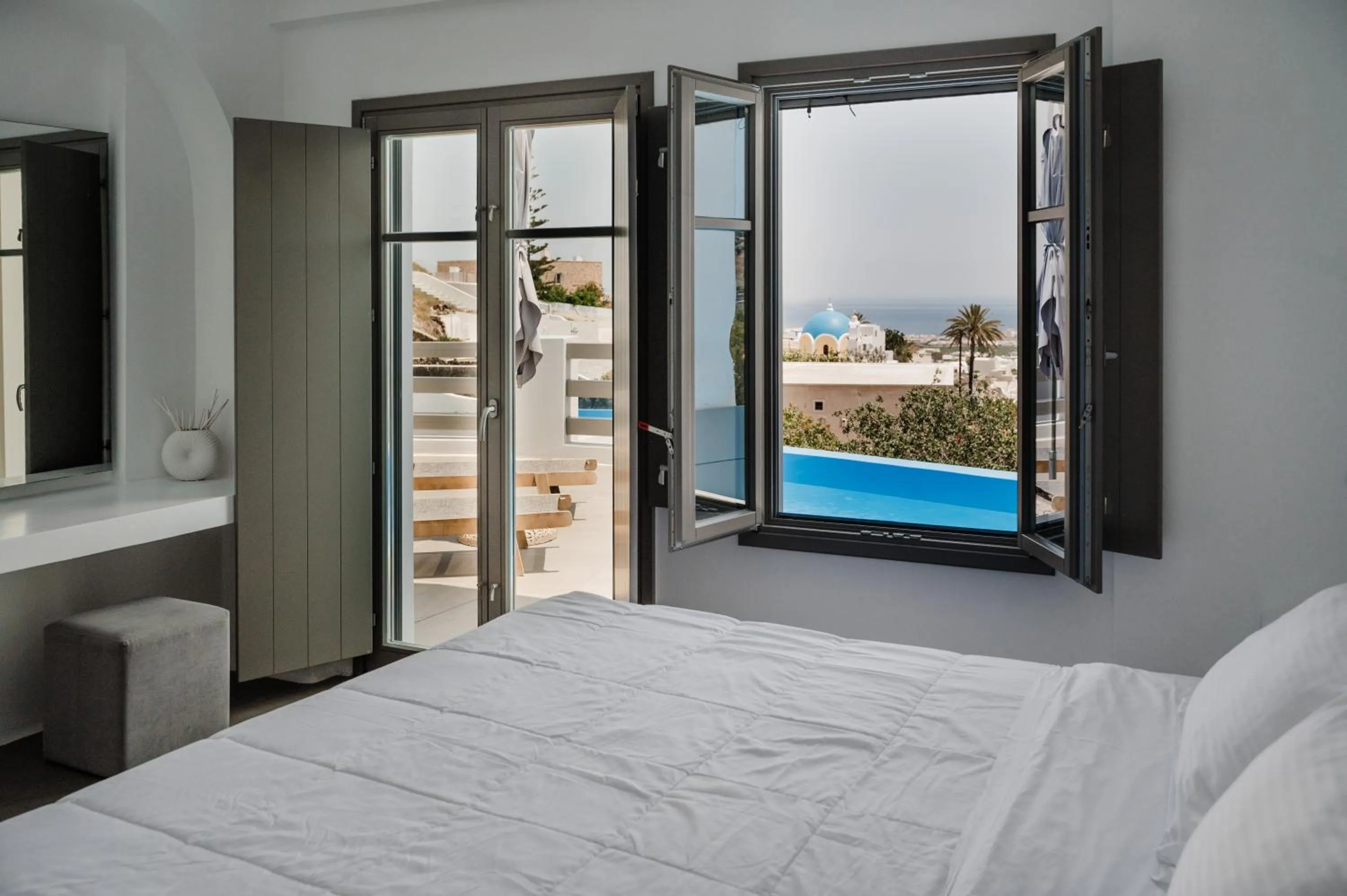 View (from property/room), Bed in Amphitrite Suites Santorini